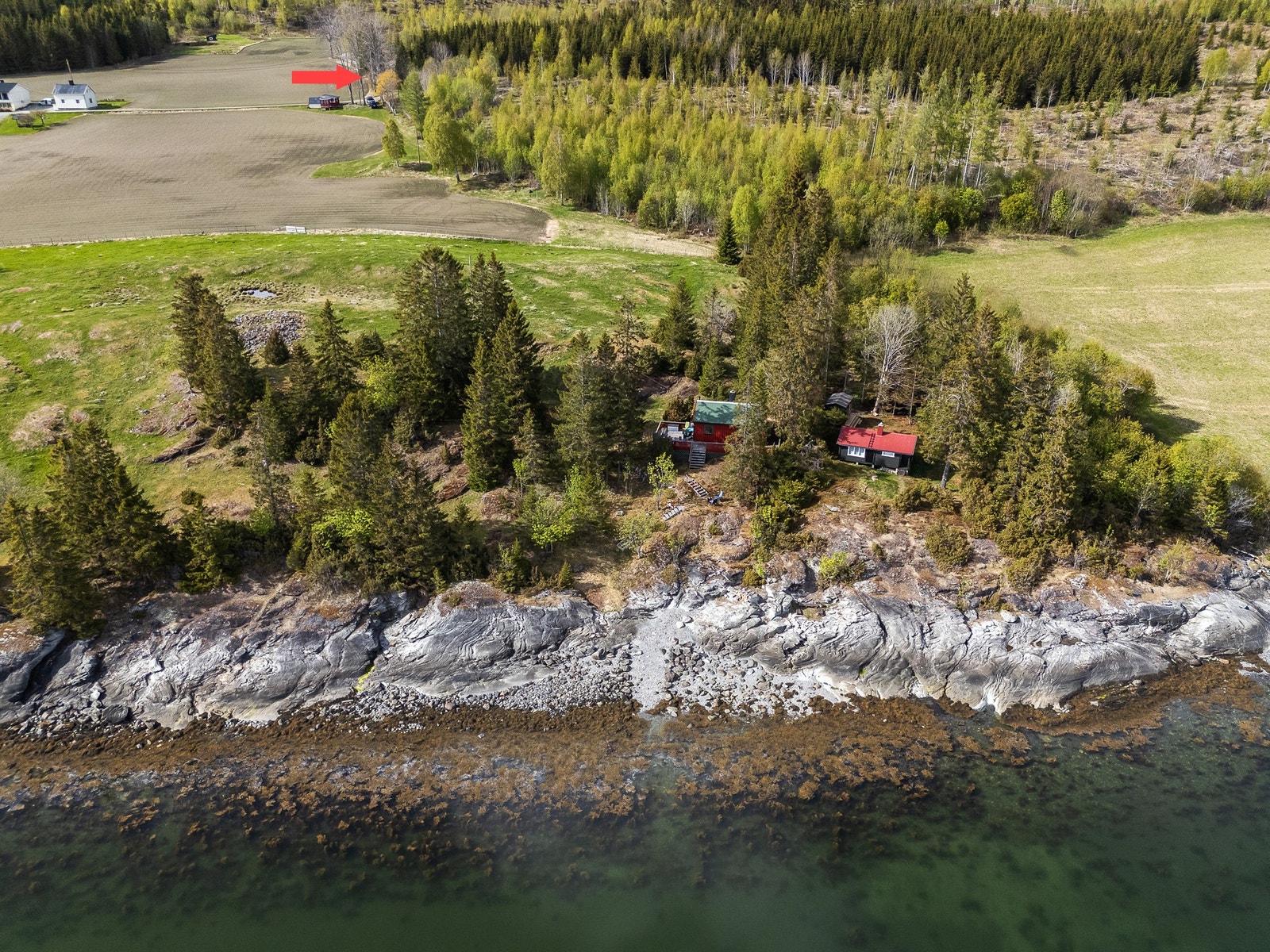 Oppstillingsplass til bil markert med pil. Galleribilde