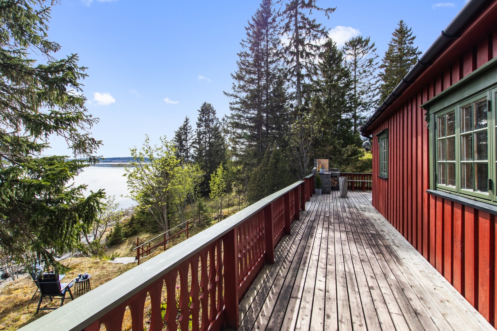 Utvendig veranda med enkel tilkomst ned til sjøen. Galleribilde