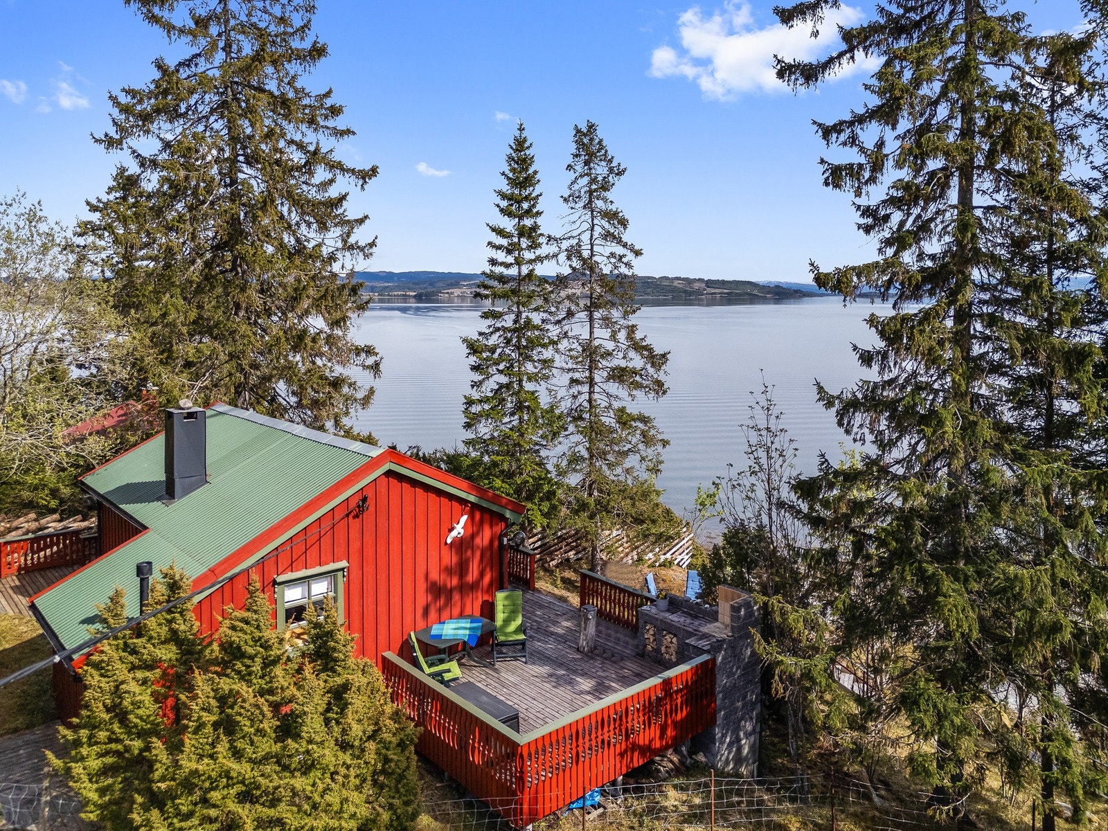 Hytta ligger helt nede ved sjøen på med umiddelbar nærhet til bølgeskvulp, frisk sjøluft og fantastisk utsyn utover fjorden. Galleribilde