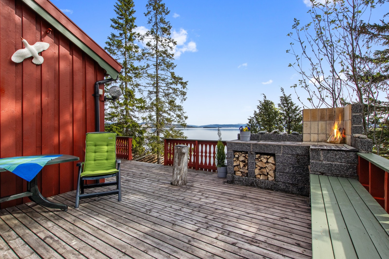 Romslig veranda hvor man kan nyte sommerhalvåret. Galleribilde