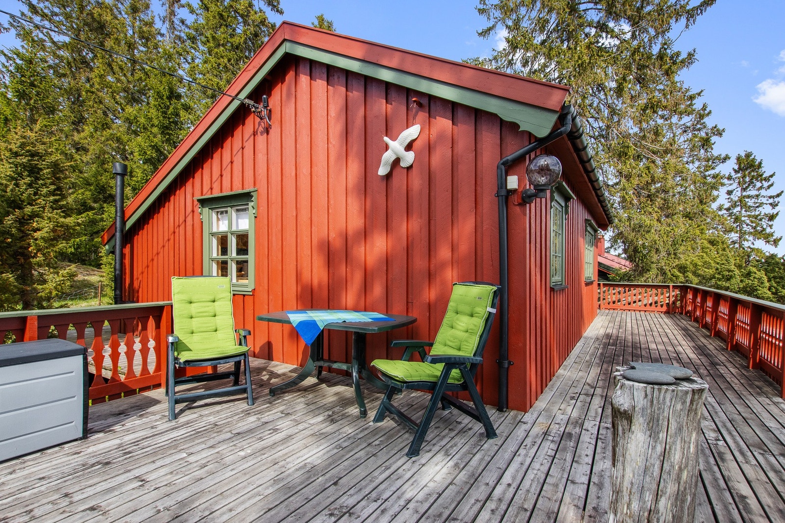 Fritidsboligen er oppført i 1973 og har en enkel og tradisjonell standard, Galleribilde
