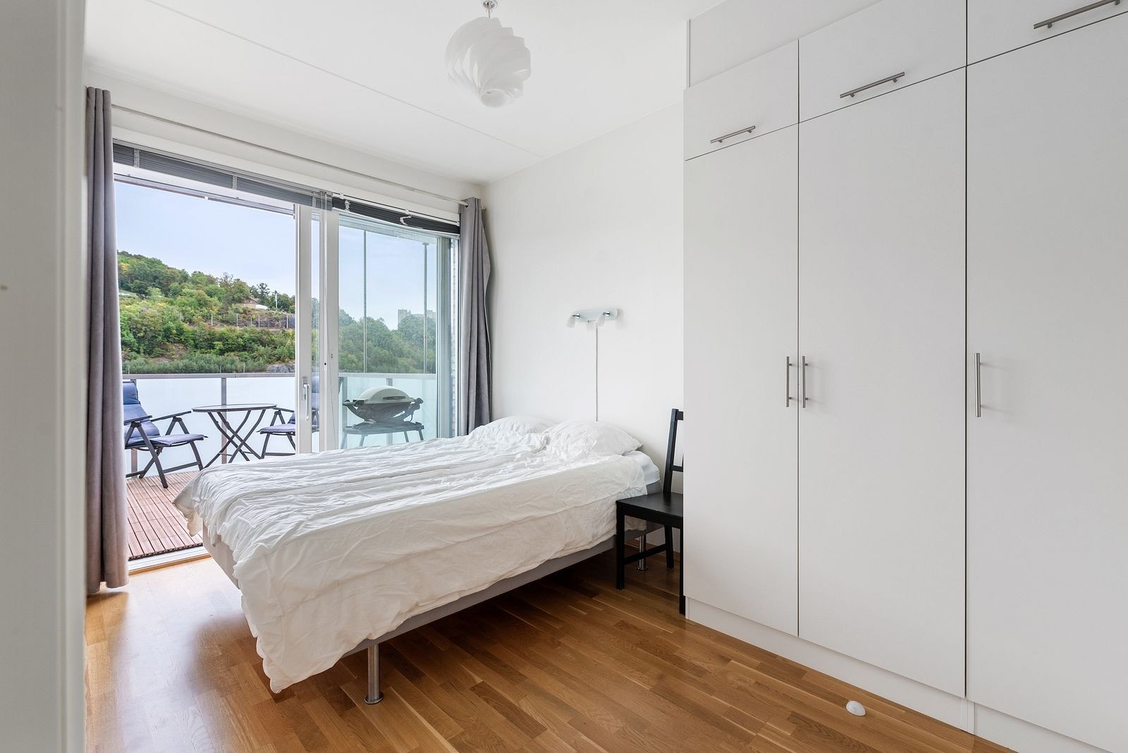 Soverom med inngang fra to skyvedører. Garderobeskap gir god plass til oppbevaring. Galleribilde