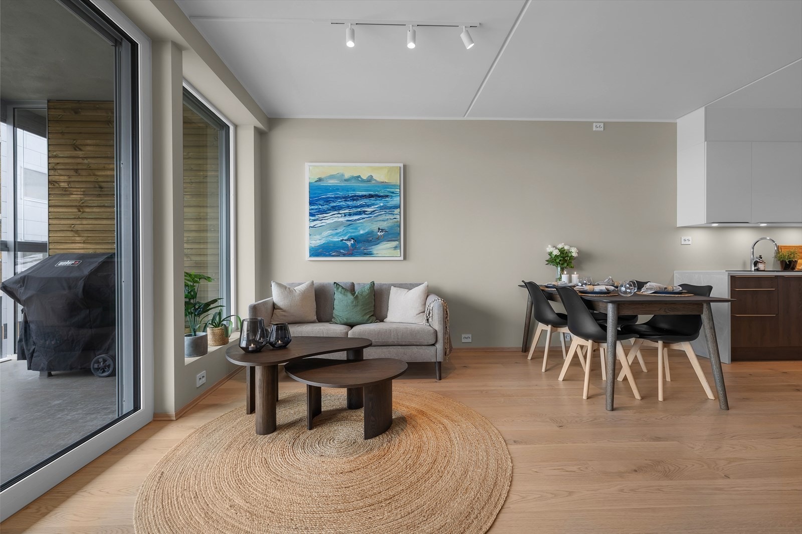 Leiligheten er malt i moderne, behagelige farger Galleribilde