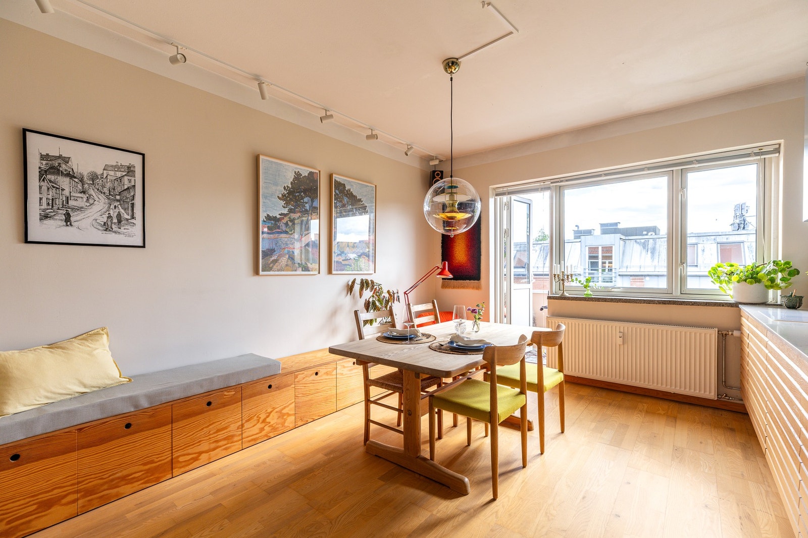 Romslig kjøkken med plass til mange gjester! Galleribilde