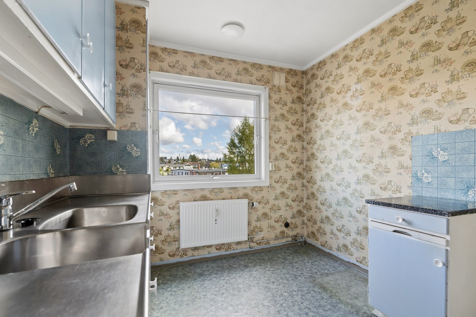 Retro kjøkken med plass til spisebord Galleribilde