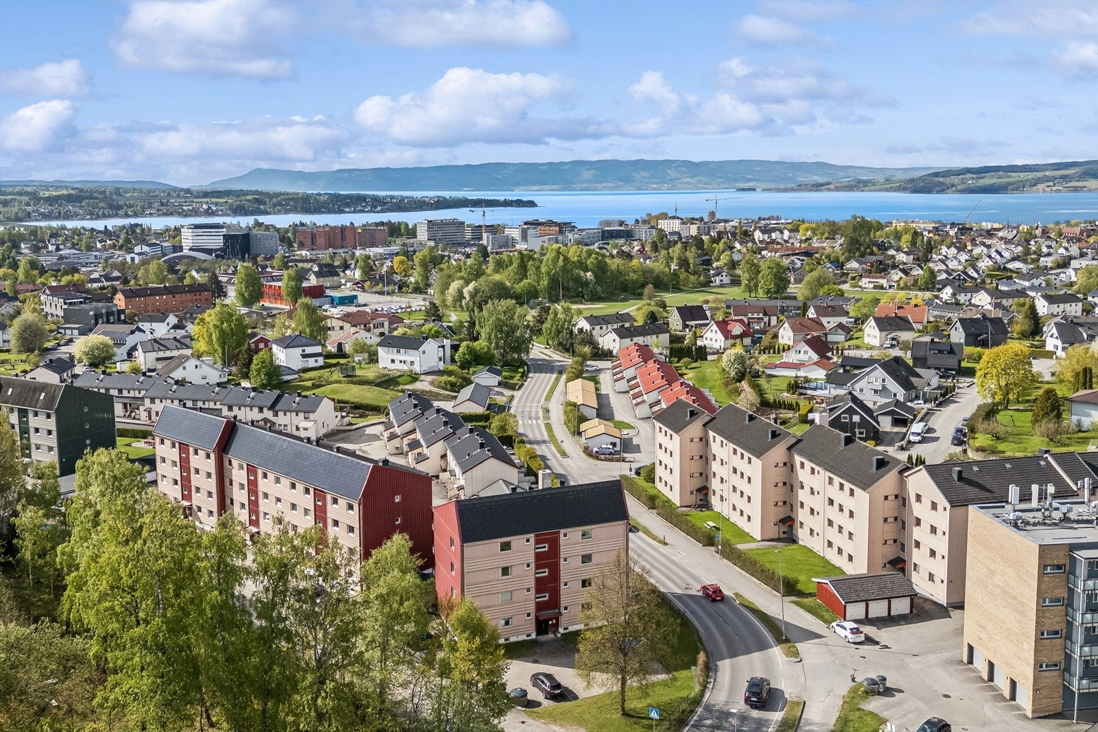 Dronebildet av området og Hamar by Galleribilde