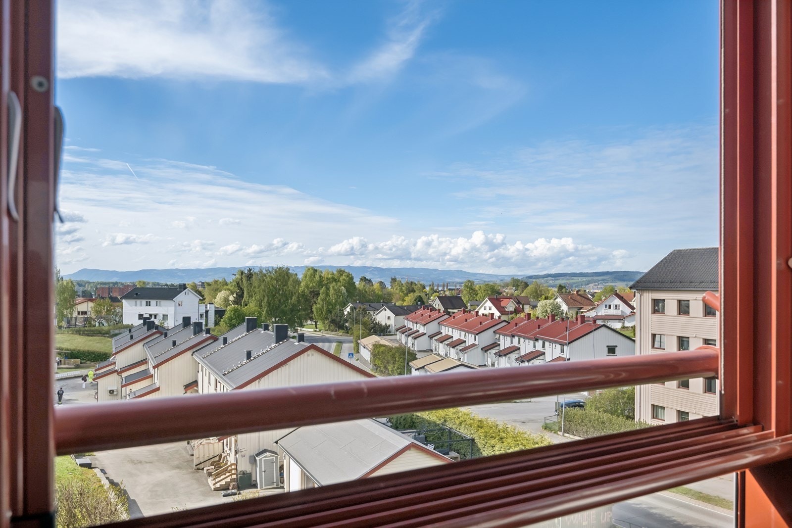 Utsikt mot nærområdet og Hamar by Galleribilde