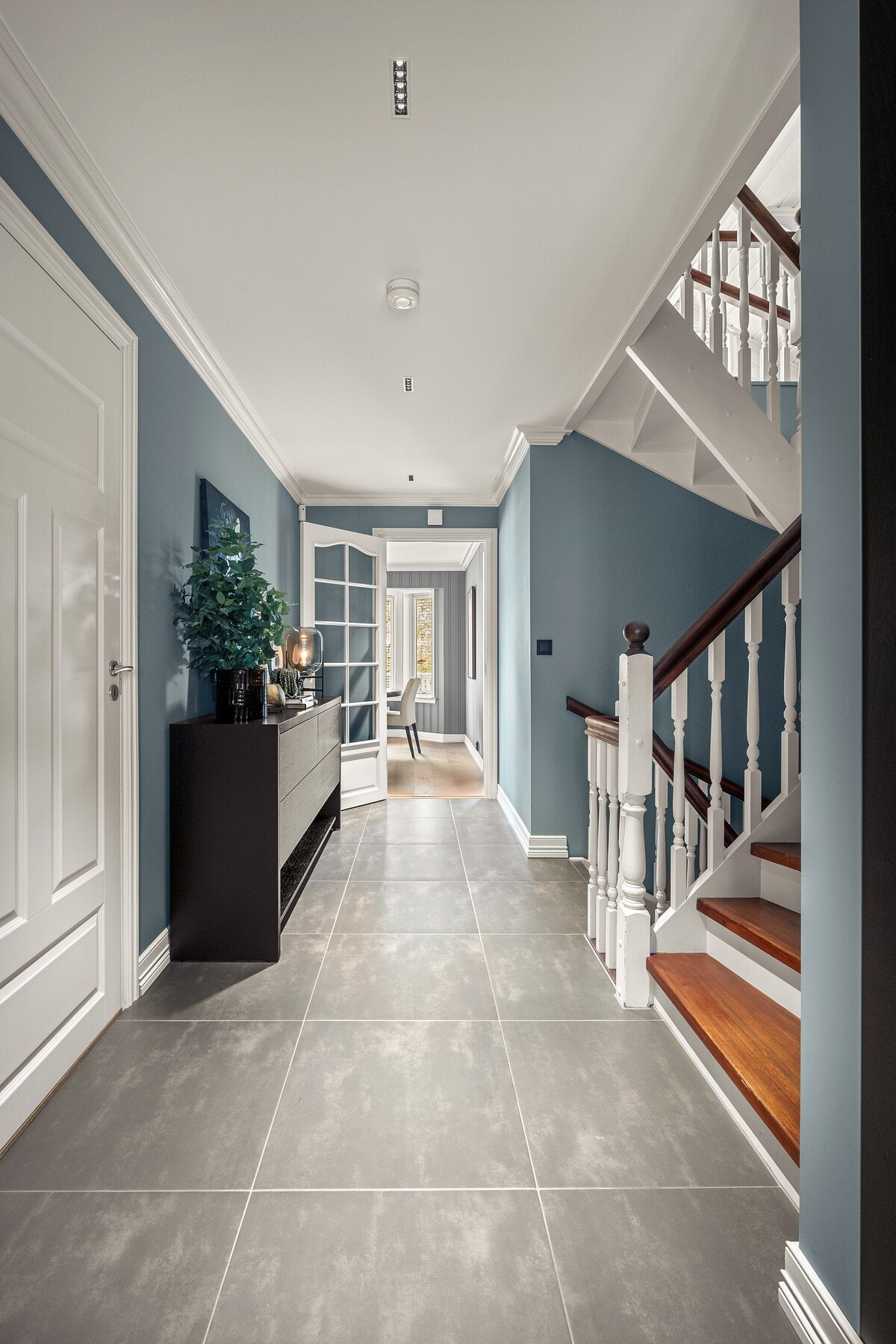 Store flislagte gulvflater, downlights i himling og tidsriktige fargevalg bidrar til et moderne og helhetlig uttrykk. Entré/hall ble overflateoppusset i 2021. Galleribilde