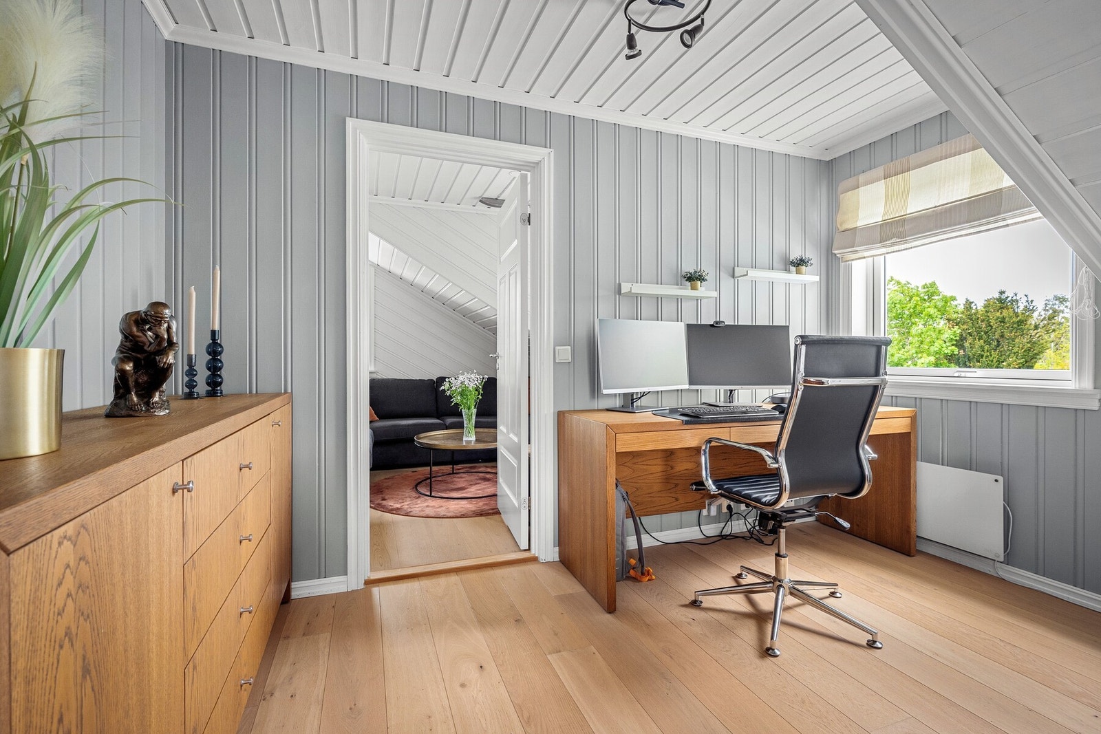 Skråhimlingen og de lyse overflatene gir rommet en lun og hyggelig atmosfære, samtidig som vinduet slipper inn godt med naturlig lys. Galleribilde