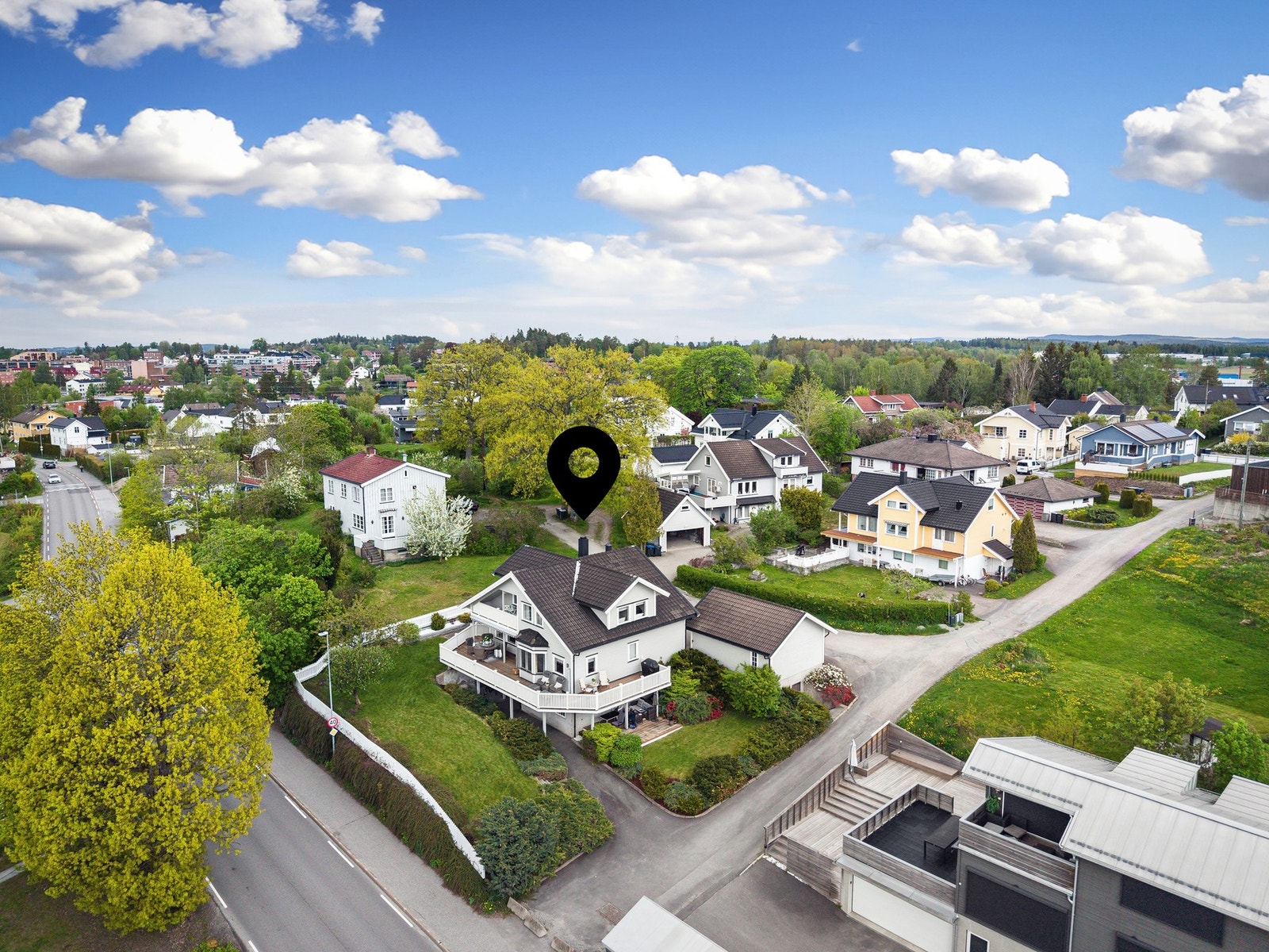 Eiendommen har et fantastisk uteområde med romslig hage, hyggelig sitteplass med hvitt stakittgjerde, stor sydvestvendt terrasse og balkong med flott utsyn. Galleribilde