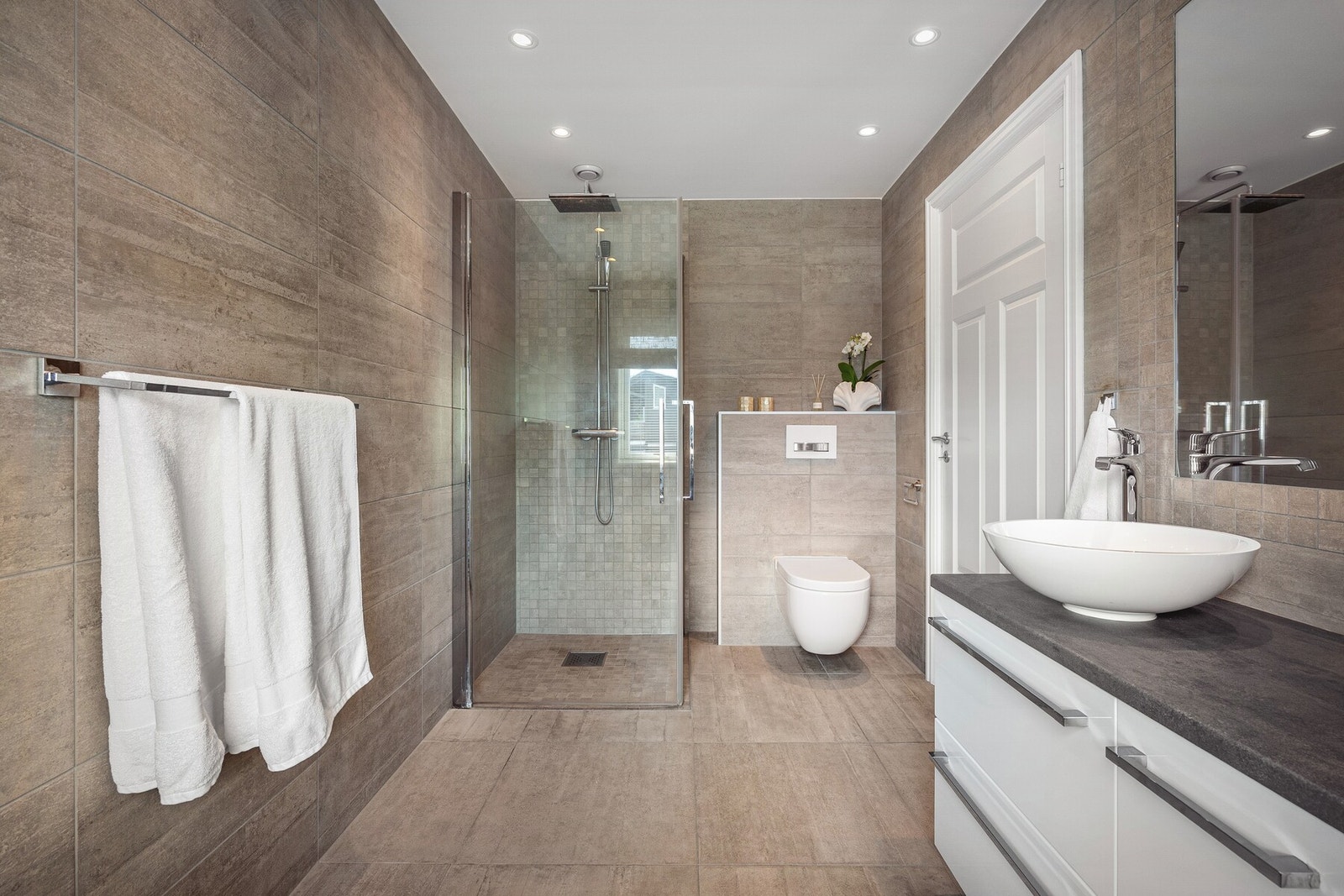 Store flisflater, downlights og god størrelse gir badet et moderne og eksklusivt preg. Galleribilde