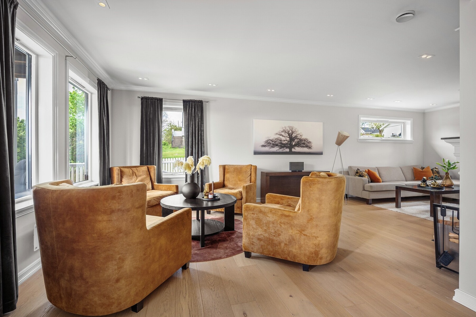 Rommet kan naturlig deles inn i flere soner, med god plass til både sofagruppe, TV-løsning og en ekstra sittegruppe/loungeavdeling. Galleribilde