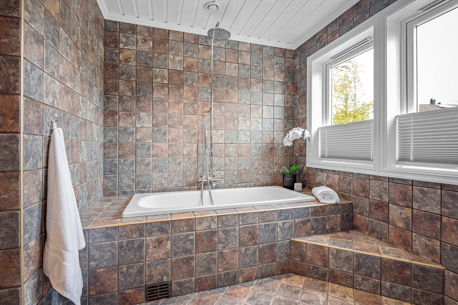 Badet ligger sentralt til i etasjen og fungerer godt som et familiebad for soverommene i 2. etasje. Badet er fra byggeåret, med nyere innredning. Galleribilde
