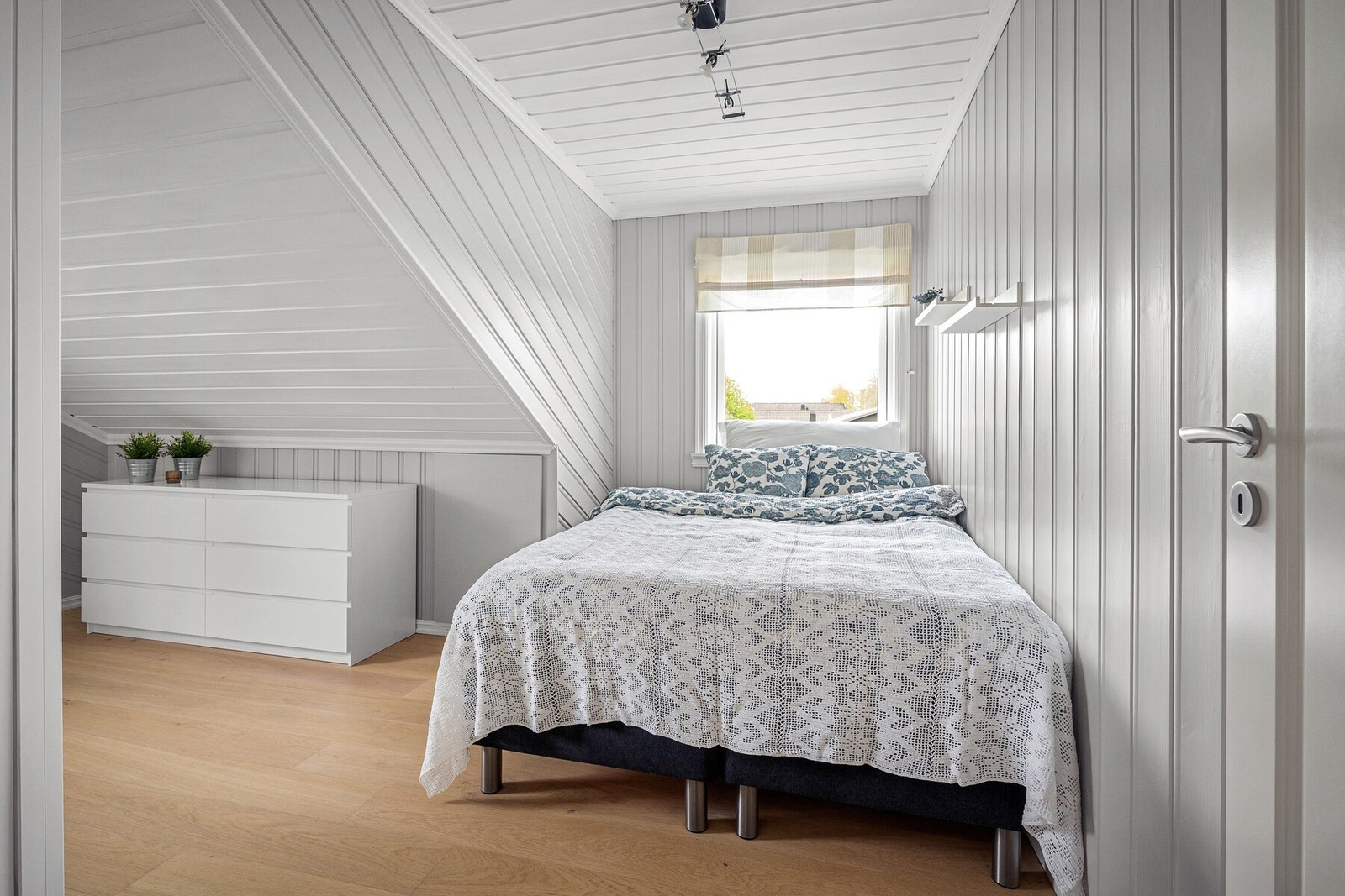 Soverom 2 er et lyst og koselig rom med god plass til seng, kommode og garderobeløsning. Galleribilde
