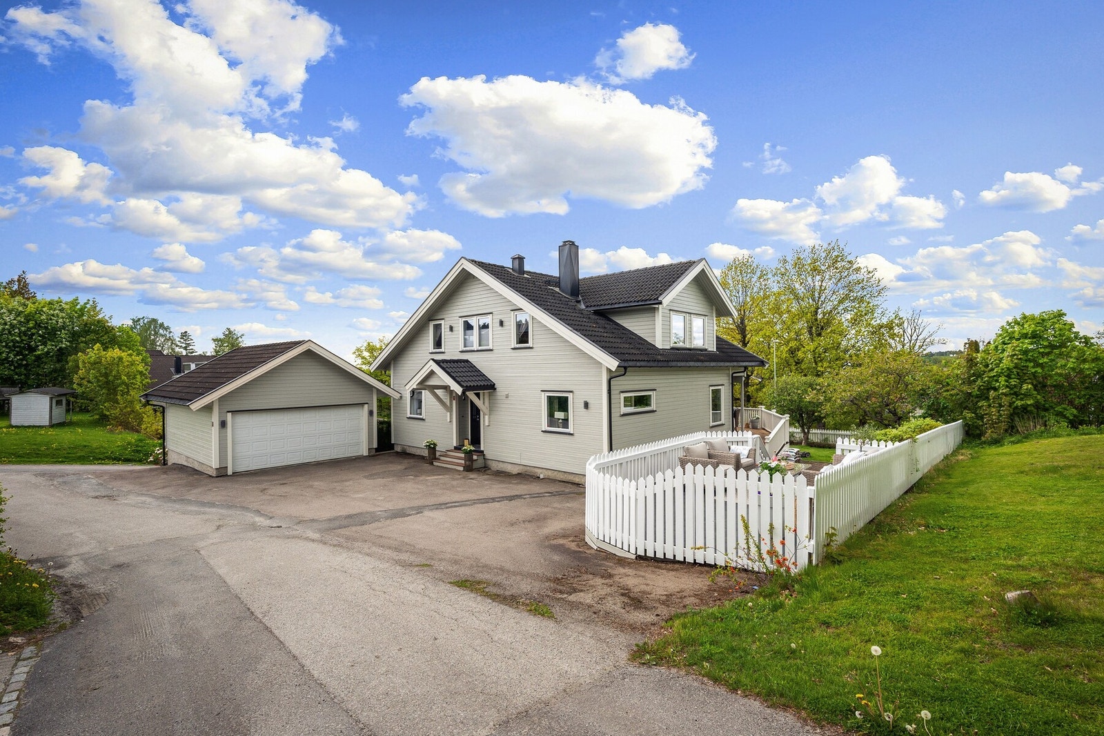 På eiendommen er det også etablert et skjermet og svært hyggelig sitteområde med hellelagt/flislagt dekke og hvitt stakittgjerde, som gir en lun og privat atmosfære. Galleribilde