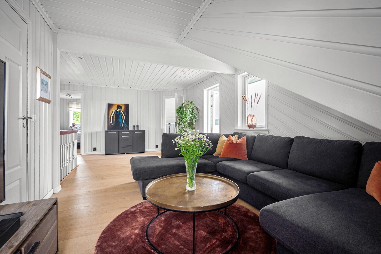 Rommet egner seg godt som en ekstra oppholdssone, TV-stue, lekerom eller en mer tilbaketrukket loungeavdeling Galleribilde