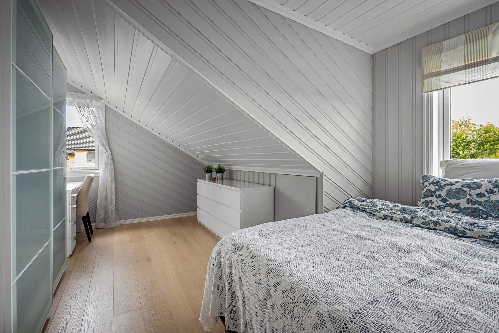 Skråhimlingen gir rommet en lun og sjarmerende atmosfære, samtidig som vinduet slipper inn naturlig lys. Galleribilde