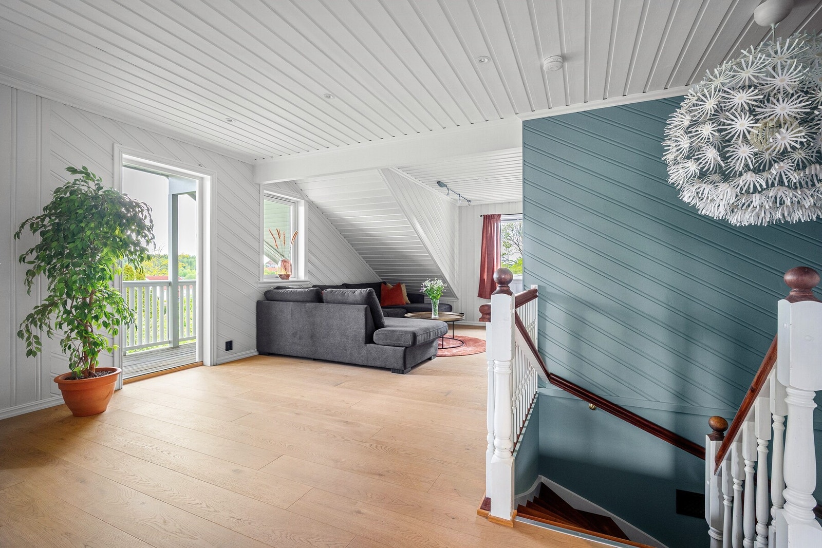 Her er det god plass til sofagruppe og øvrig møblement, og den åpne løsningen mot trappeløpet gir et luftig og sosialt preg. Galleribilde