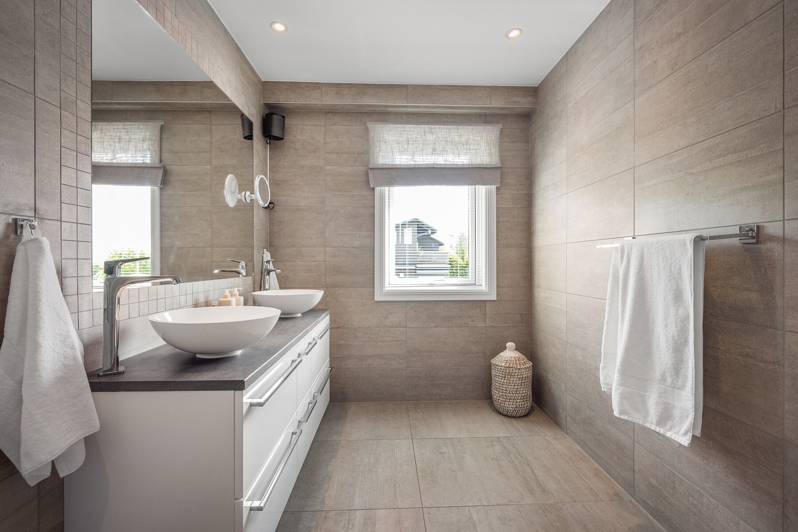 Badet ble pusset opp med flis på flis i 2017, og har flislagt gulv med gulvvarme, fliser på vegger og malt himling. Galleribilde