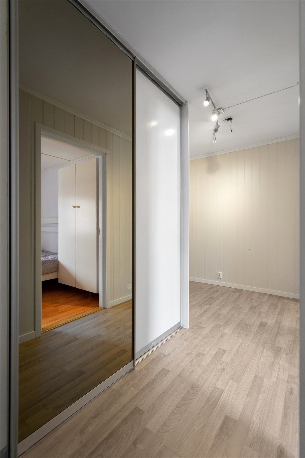 Stor skyvedørsgarderobe i gang mellom soverommene. Galleribilde