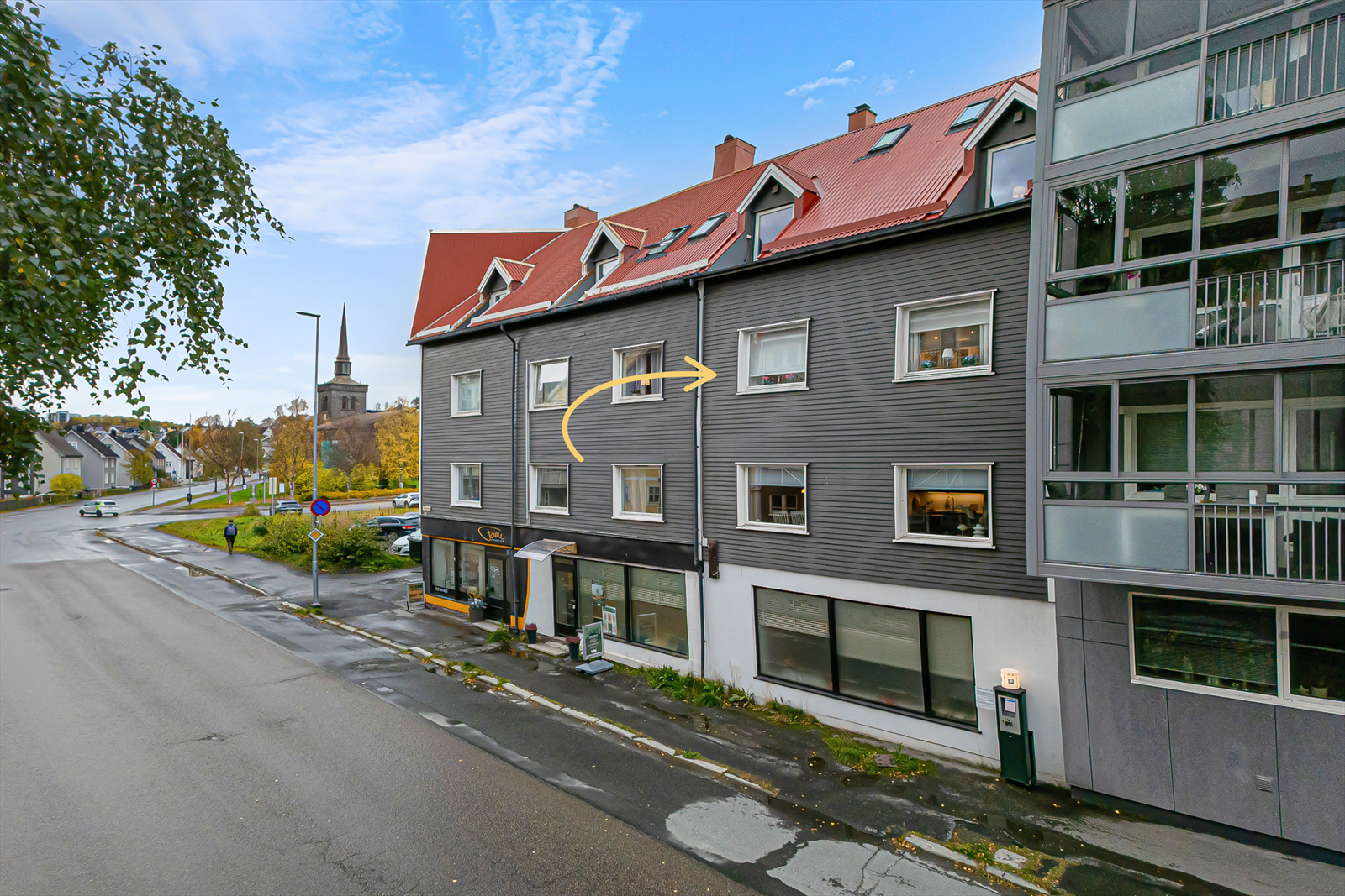 Leiligheten ligger i 3 etasje, har en sentral beliggenhet med umiddelbar nærhet til dagligvarebutikker, skole, barnehage, og idrettshall. Galleribilde