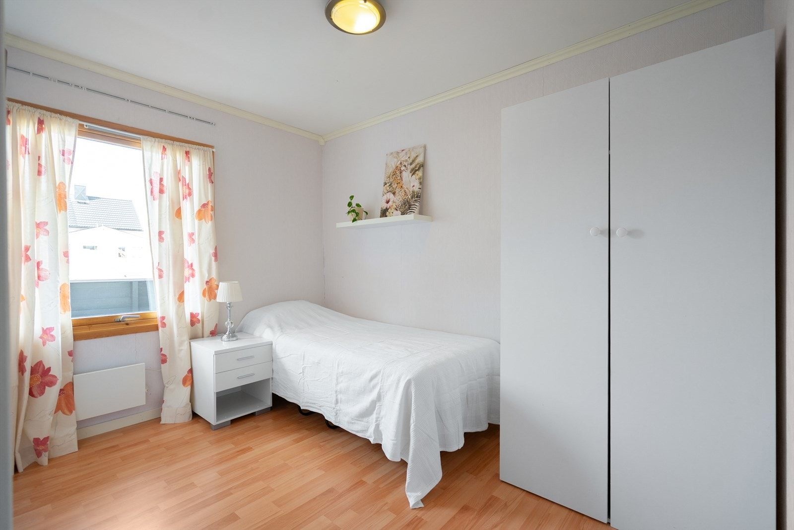 Soverom 2- Romslig soverom med god plass for soveromsmøbler og oppbevaring. Galleribilde