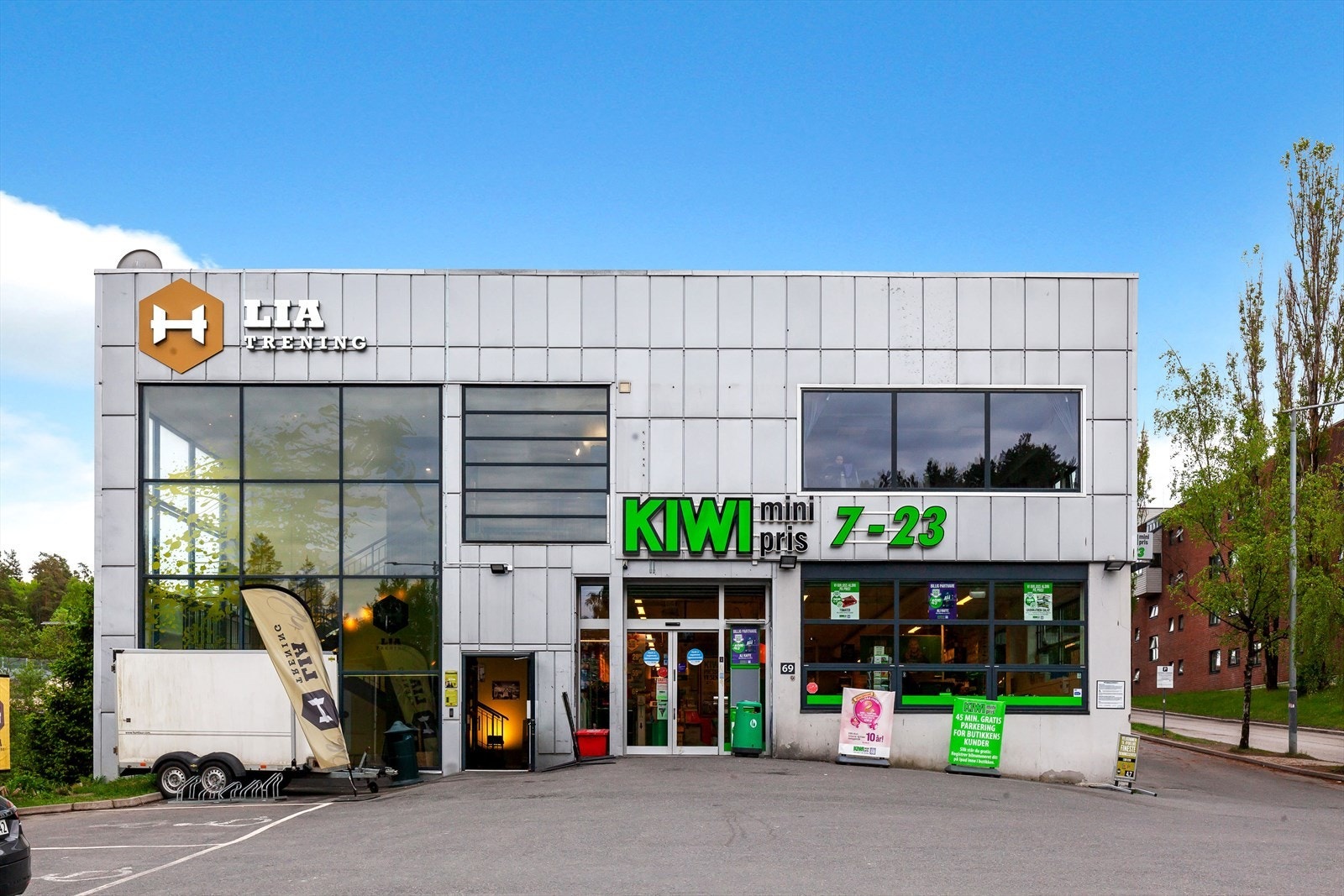 Dagligvarehandelen kan gjøres ved bl.a. Coop Extra, Rema 1000, Kiwi og Meny. Ønsker du ytterligere servicetilbud er det kort vei Kolbotn Torg med 60 spennende butikker og restauranter. Lia trening har et godt treningstilbud for alle aldre. Galleribilde