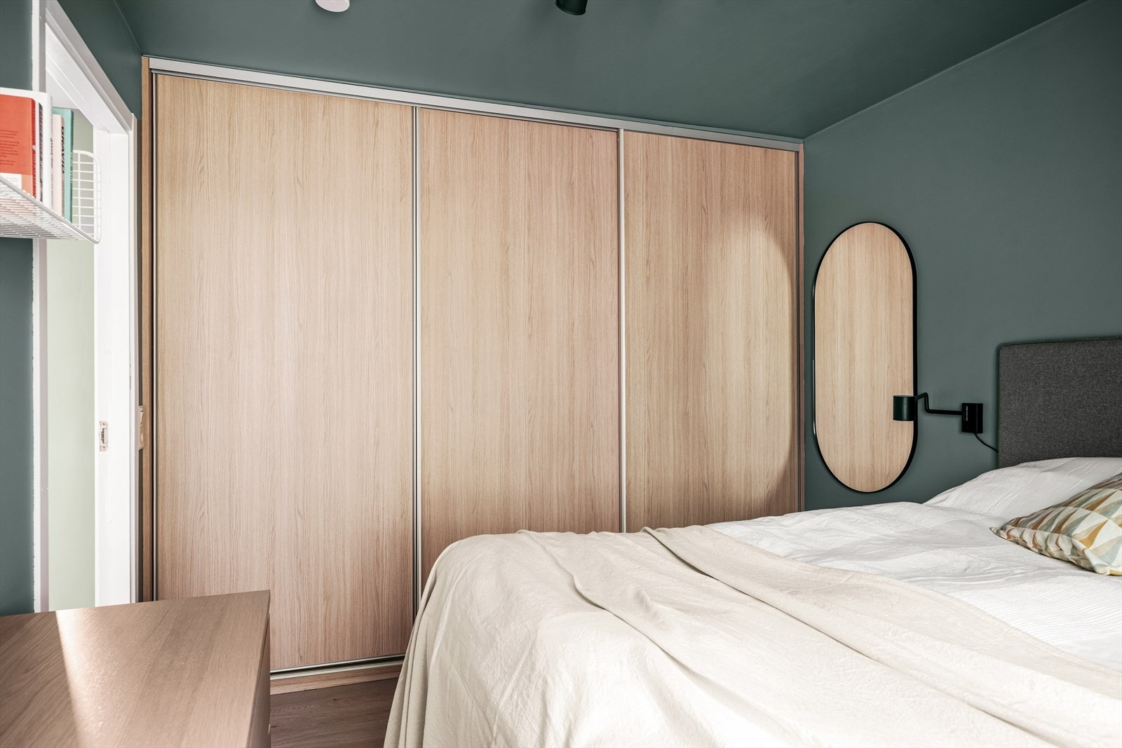 Meget god oppbevaringsplass i skyvedørsgarderobe. Galleribilde