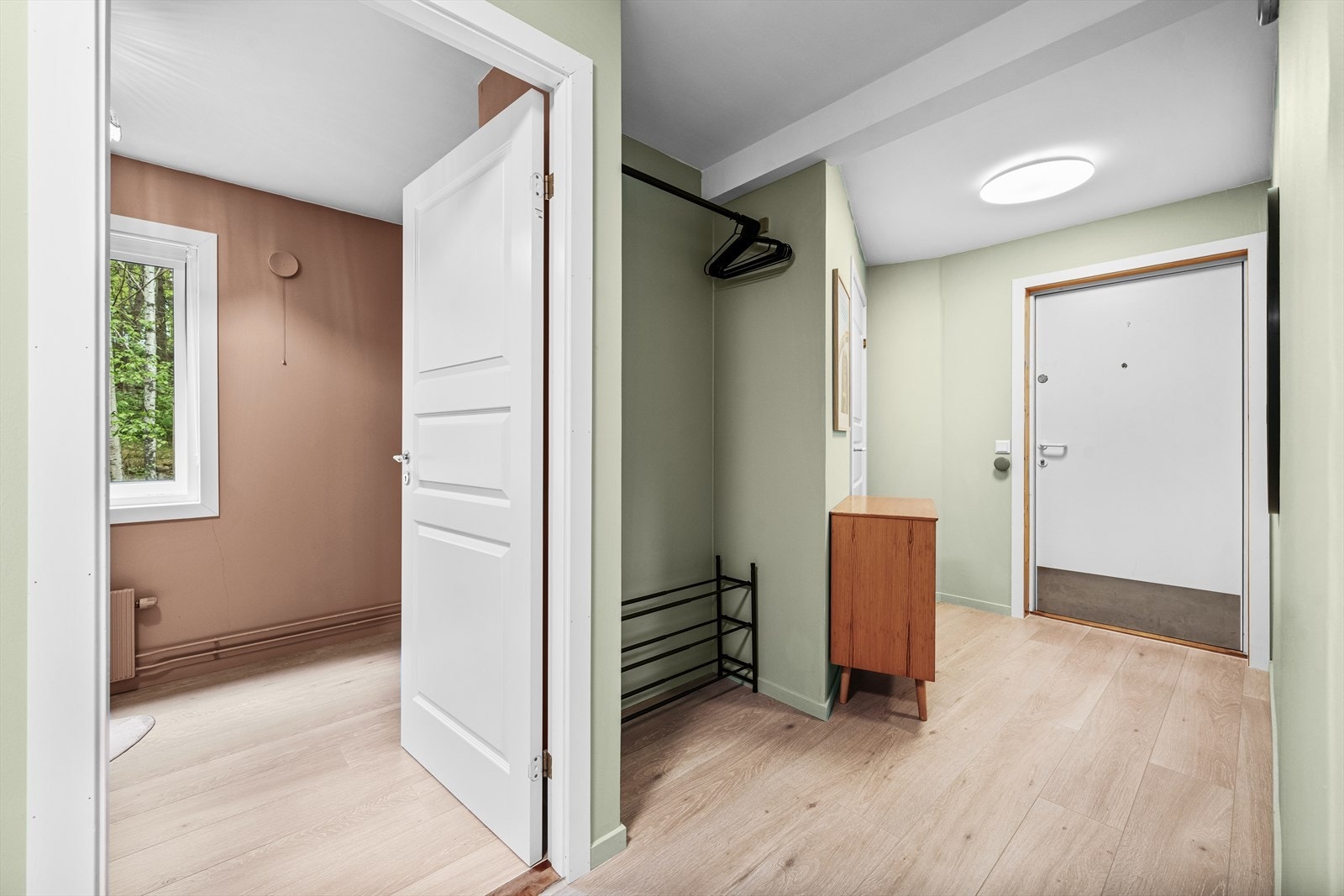Romslig gang hvor det blir hyggelig å ønske sine gjester velkommen inn. Det er plass til å henge fra seg yttertøy og sette fra seg sko i nisje for garderobeskap eller i inneboden. Galleribilde