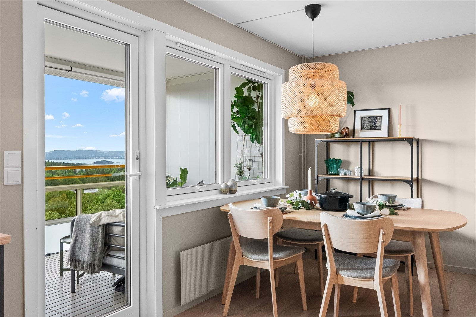 Fra stuen er det utgang til vestvendt, innglasset balkong. Galleribilde