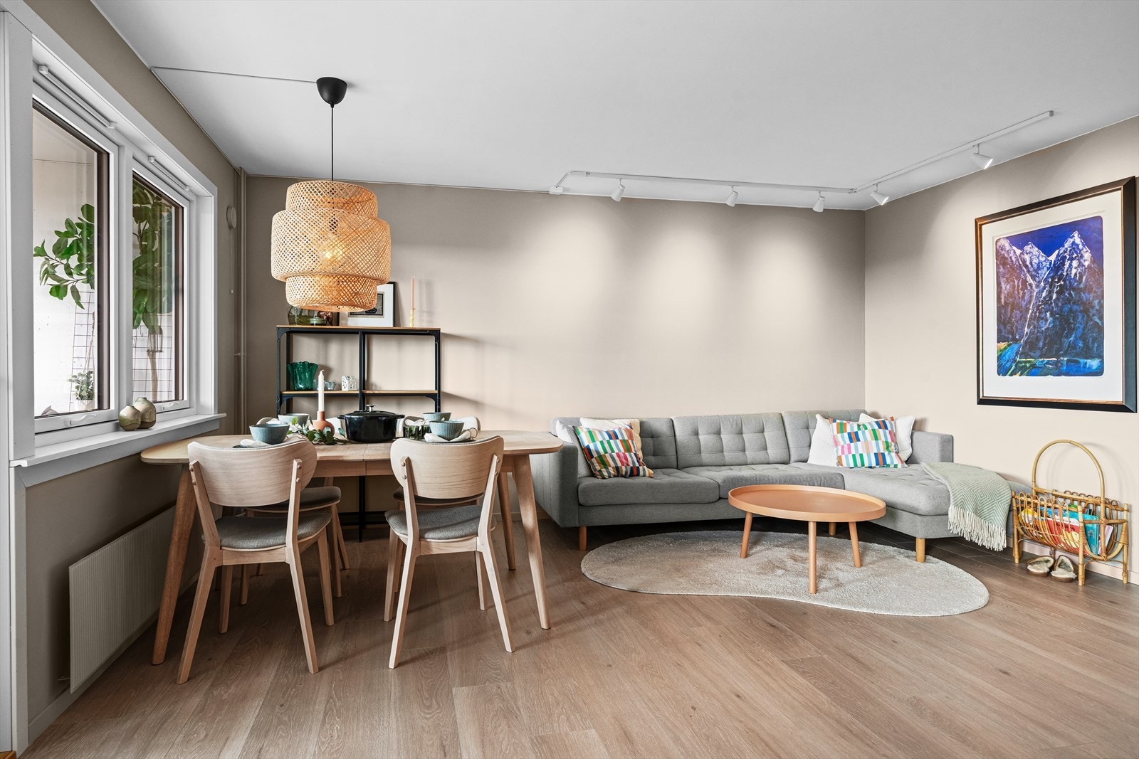 Den store stuen kan deles i flere sosiale soner. Her er det plass til både sofa og spisebord. Dagslyset strømmer inn via store vinduer og skaper en hyggelig atmosfære. Galleribilde