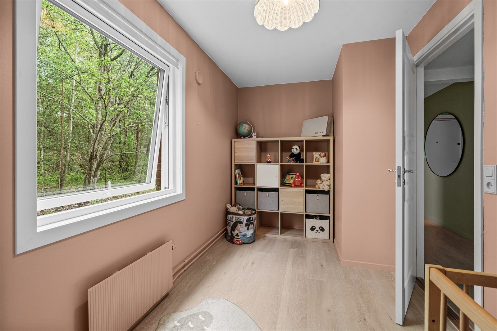 Soveromsvinduene vender ut mot rolige, grønne omgivelser. Her sover dere godt! Galleribilde