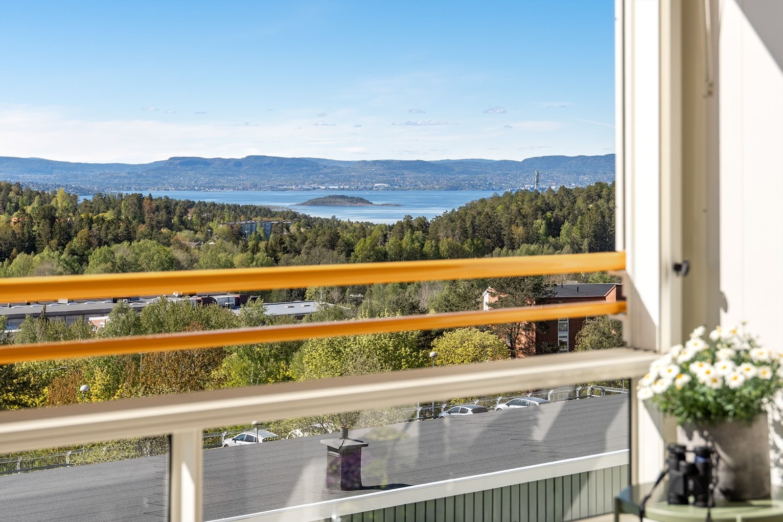 Det er grønt og frodig utsyn fra den ene siden, fjord og Holmenkollen fra den andre. Galleribilde