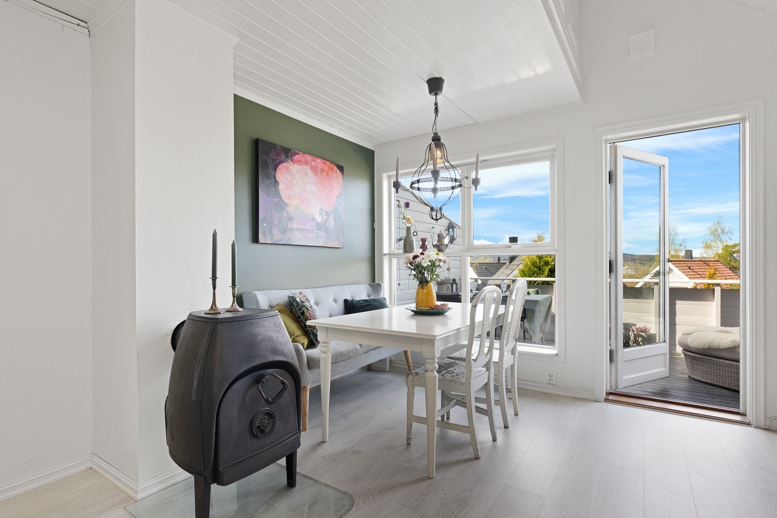 En vedovn gir ekstra varme i stuen. Herfra er det utgang til en balkong på ca. 11 m². Galleribilde