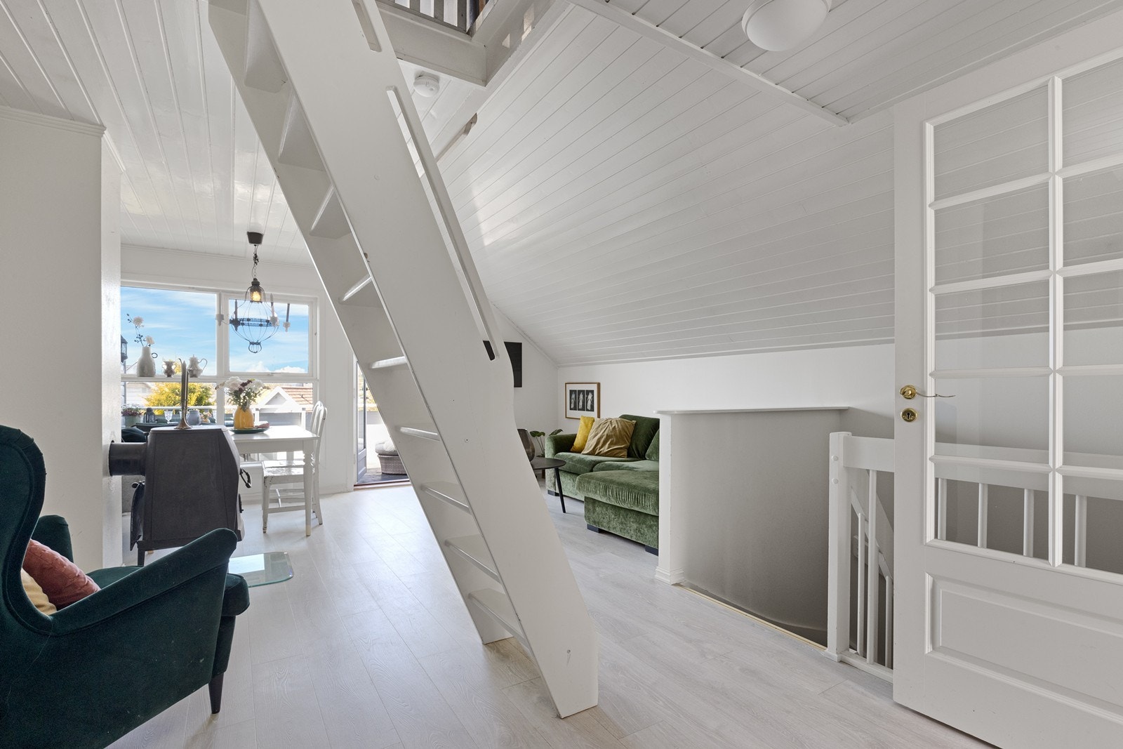 Fra stuen fører en malt trappestige opp til loftsetasjen. Galleribilde