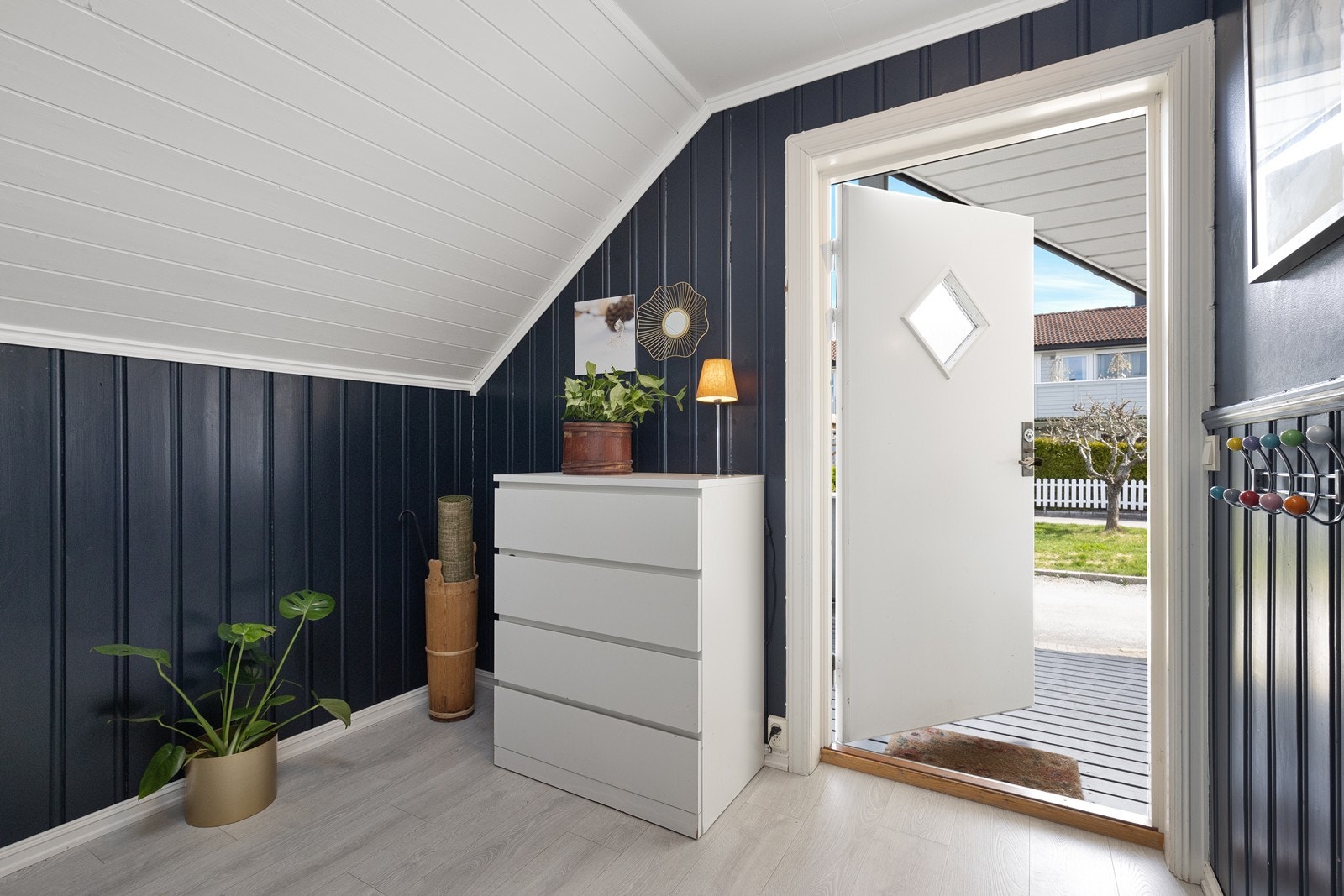 Romslig entré med plass til oppbevaring. Galleribilde