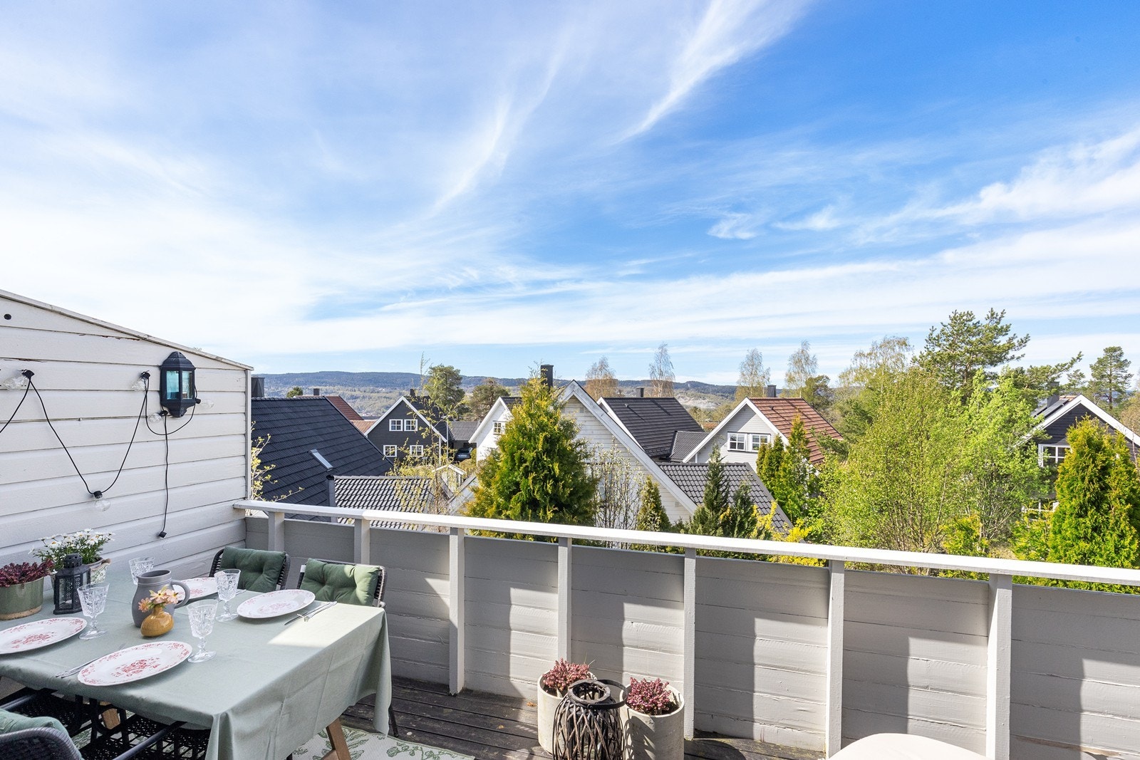 Balkongen på ca. 11 m² har utgang fra stuen og plass til utemøbler. Galleribilde