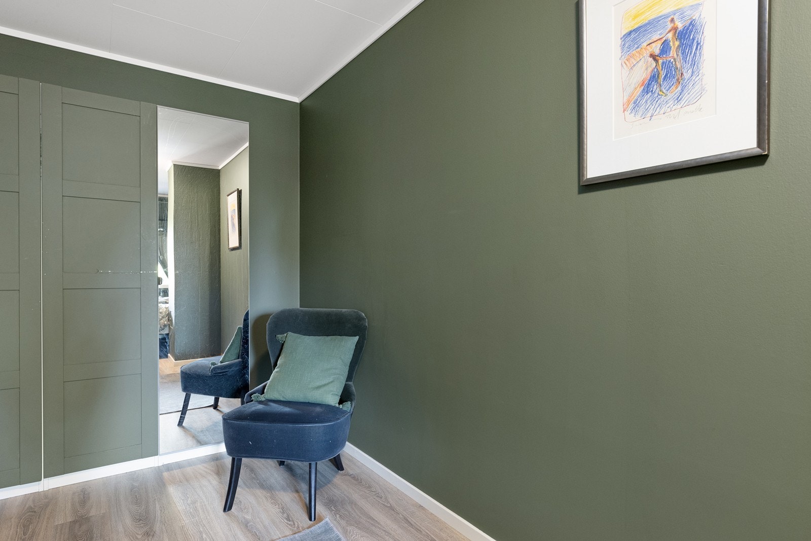 Rommet er malt i en behagelig fargetone og utstyrt med garderobeskap. Galleribilde