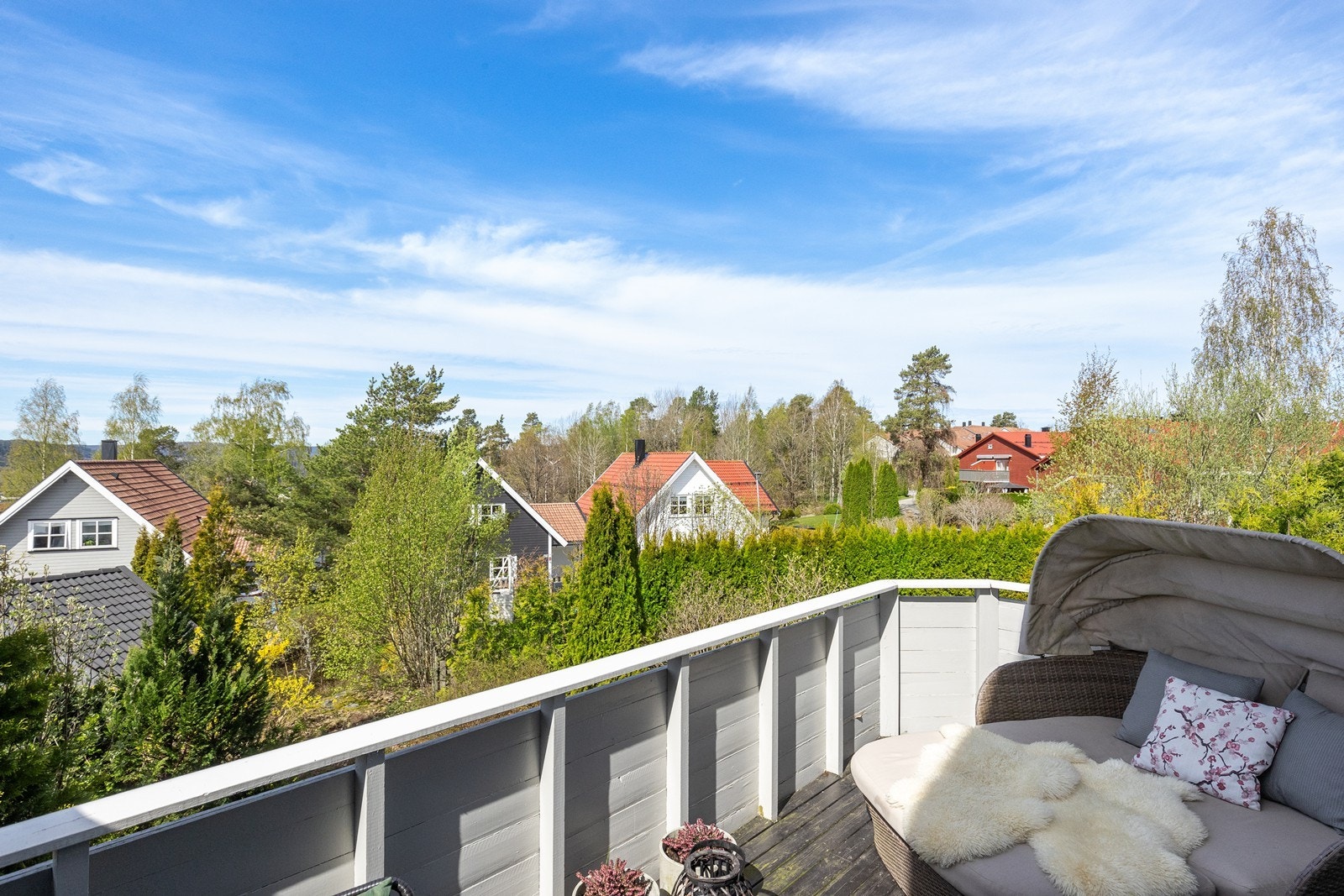 Uteplassen har utsikt over det etablerte nabolaget. Galleribilde