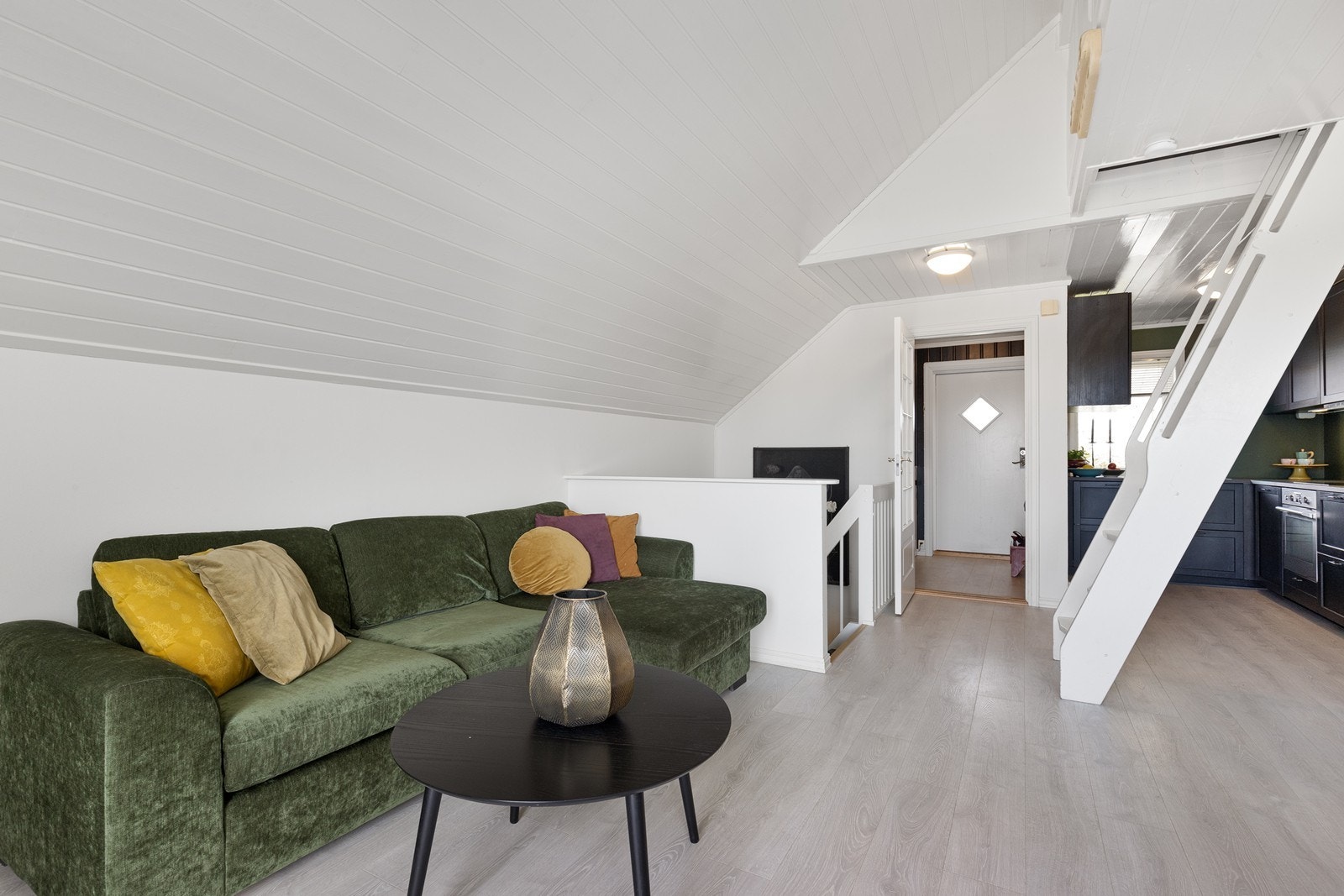 Den åpne planløsningen gir en sosial og luftig sone i boligens hovedetasje. Galleribilde