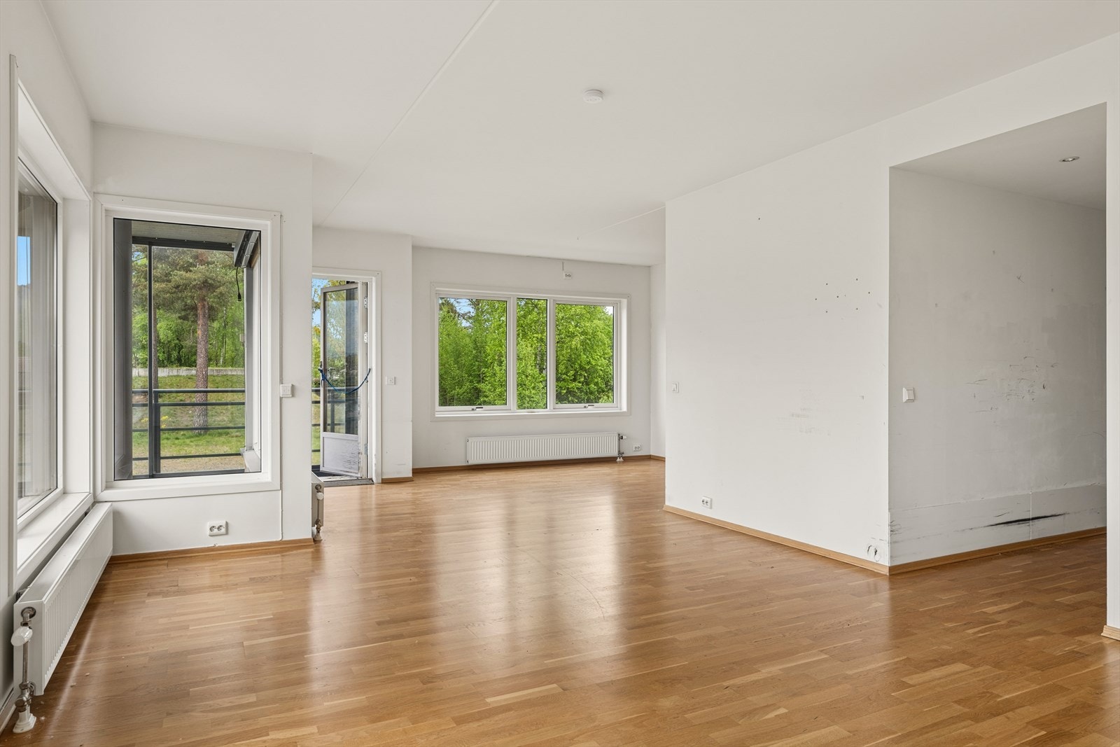 Stue med utgang til overbygget veranda. Galleribilde