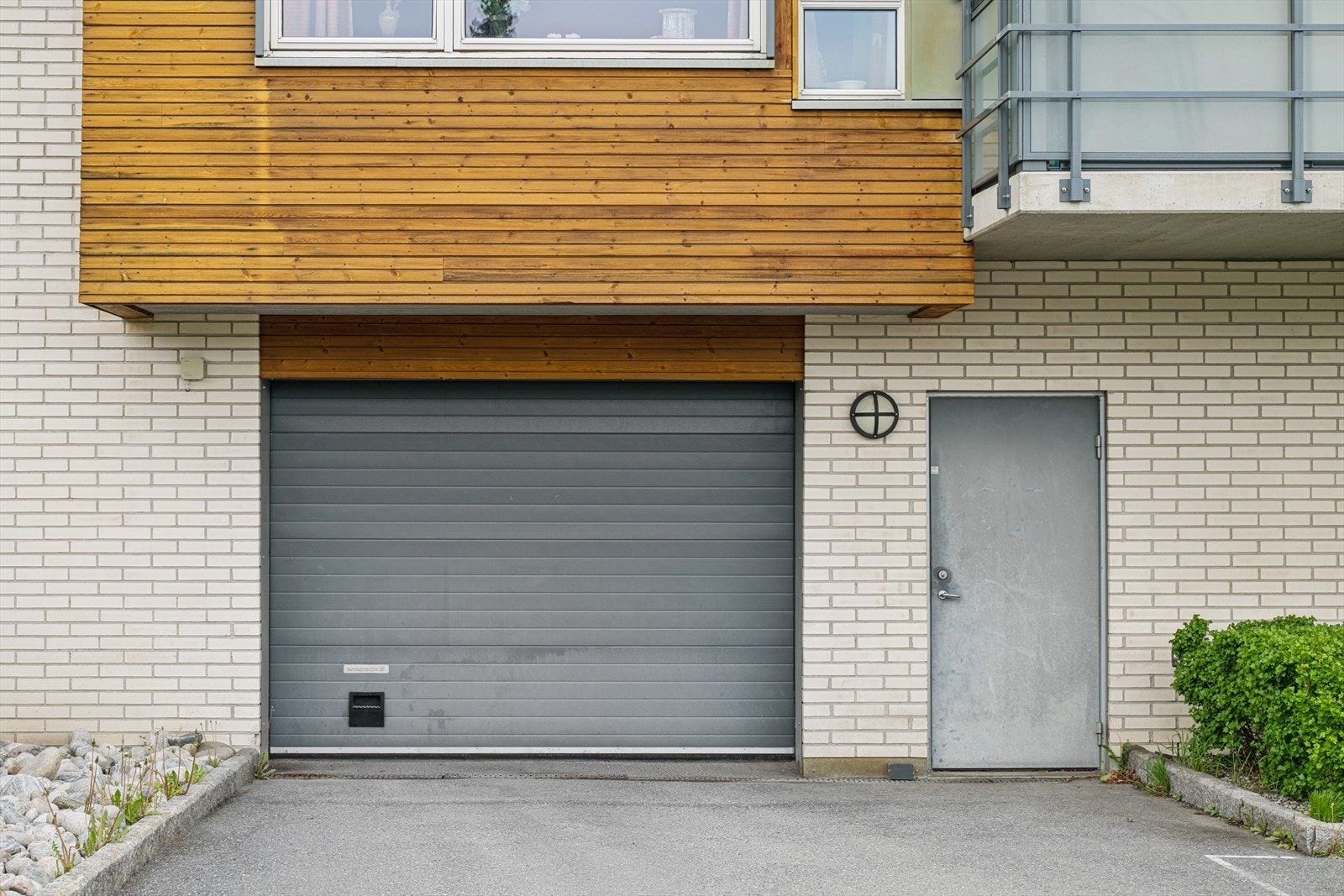 Det er felles parkeringskjeller med heis opp til leilighetene. Galleribilde