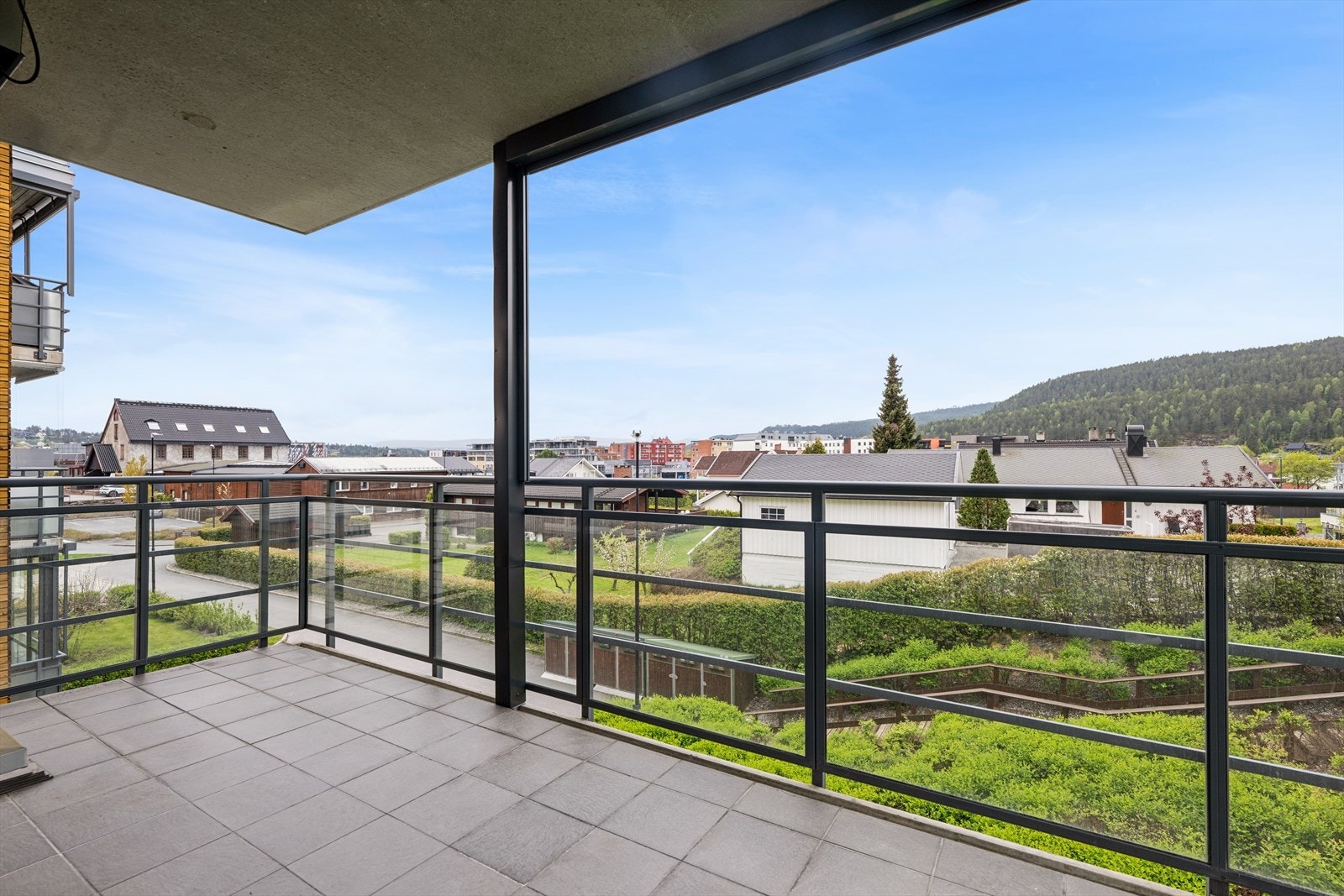 Fra den vest vendte overbygde verandaen er det flotte sol og utsikts-forhold. Galleribilde