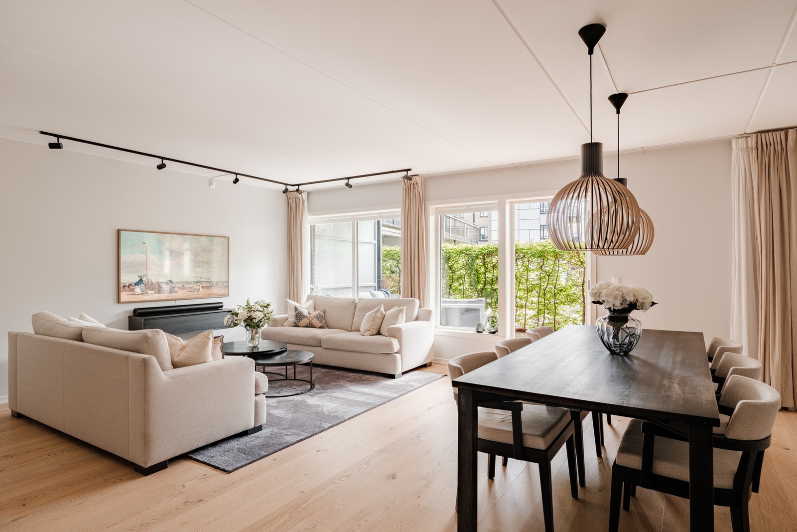 Fra stuen er det enkel adkomst ut til stor markterrasse som oppleves som en forlengelse av stuen på sommerhalvåret. Galleribilde