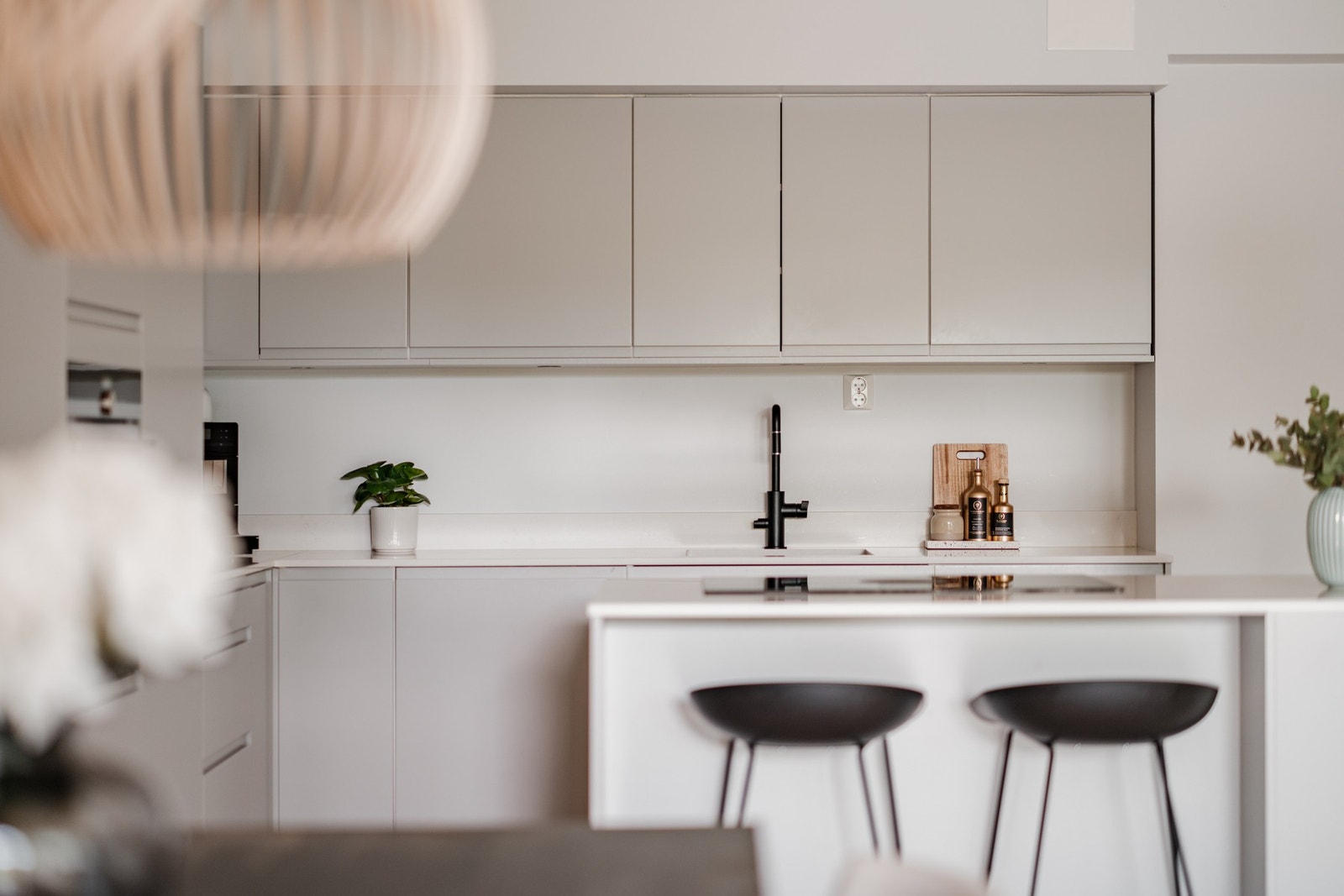 Kjøkkenet er sist fornyet i 2022 med blant annet nye fronter, benkeplate i stein med backsplash, koketopp, vinskap, underlimt vask og blandebatteri med uttrekkbar tut. Galleribilde