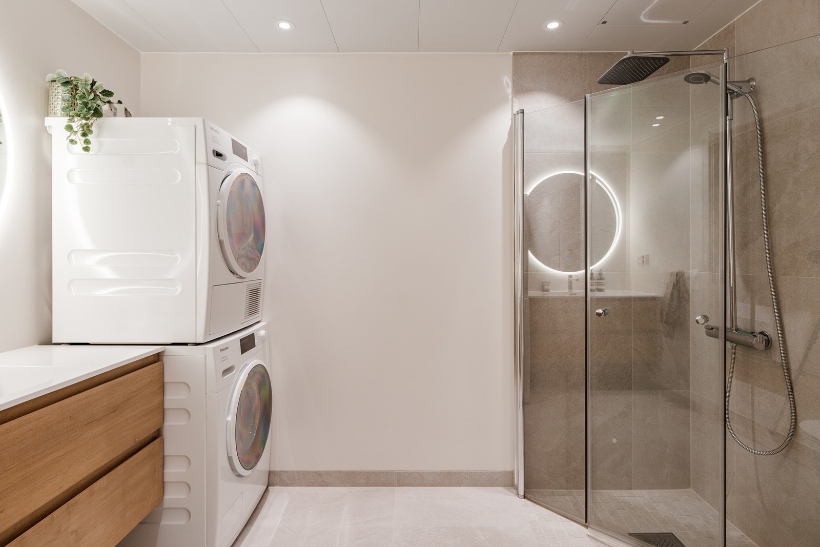 Lekkert bad med et stilrent uttrykk med lune materialvalg. Badet er fornyet i 2025 med nye gulvfliser (flis-på-flis) og nye veggflater. Galleribilde