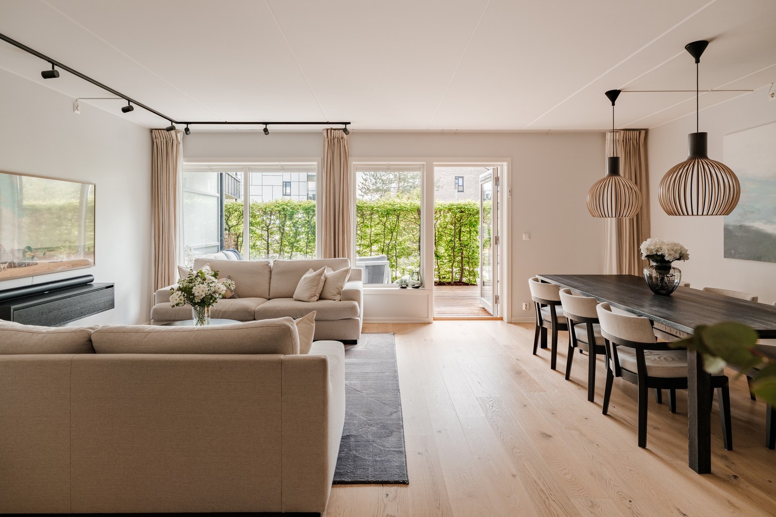 Boligen har en romslig stue med naturlig lysinnslipp og en lun atmosfære som gjør det lett å føle seg hjemme. Galleribilde