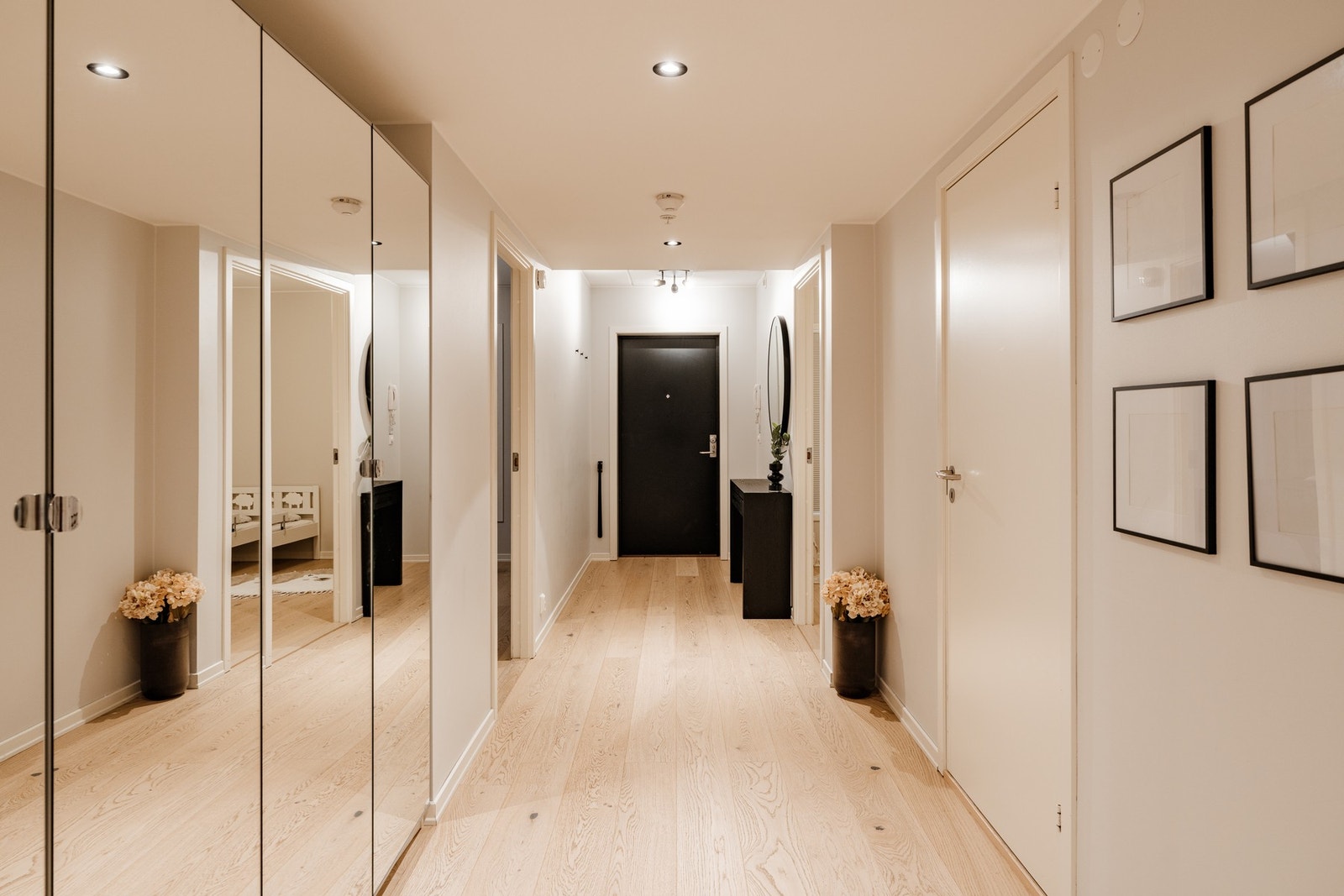 Hallen har god plass til oppbevaring i stor garderobeløsning med speilfronter, som både gir rikelig med oppbevaringsplass og forsterker romfølelsen. Galleribilde