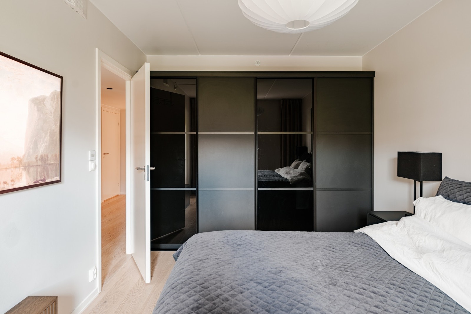 Hovedsoverommet har svært gode oppbevaringsmuligheter i plasstilpasset skyvedørsgarderobe. Galleribilde