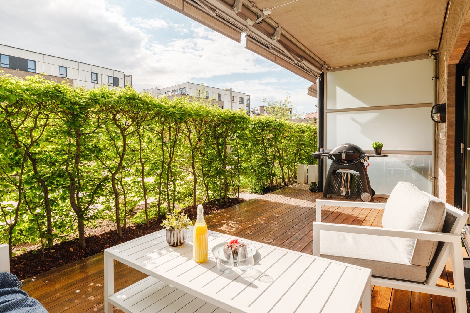 Stor og skjermet markterrasse - et perfekt sted for både morgenkaffe og hyggelige sammenkomster. Galleribilde